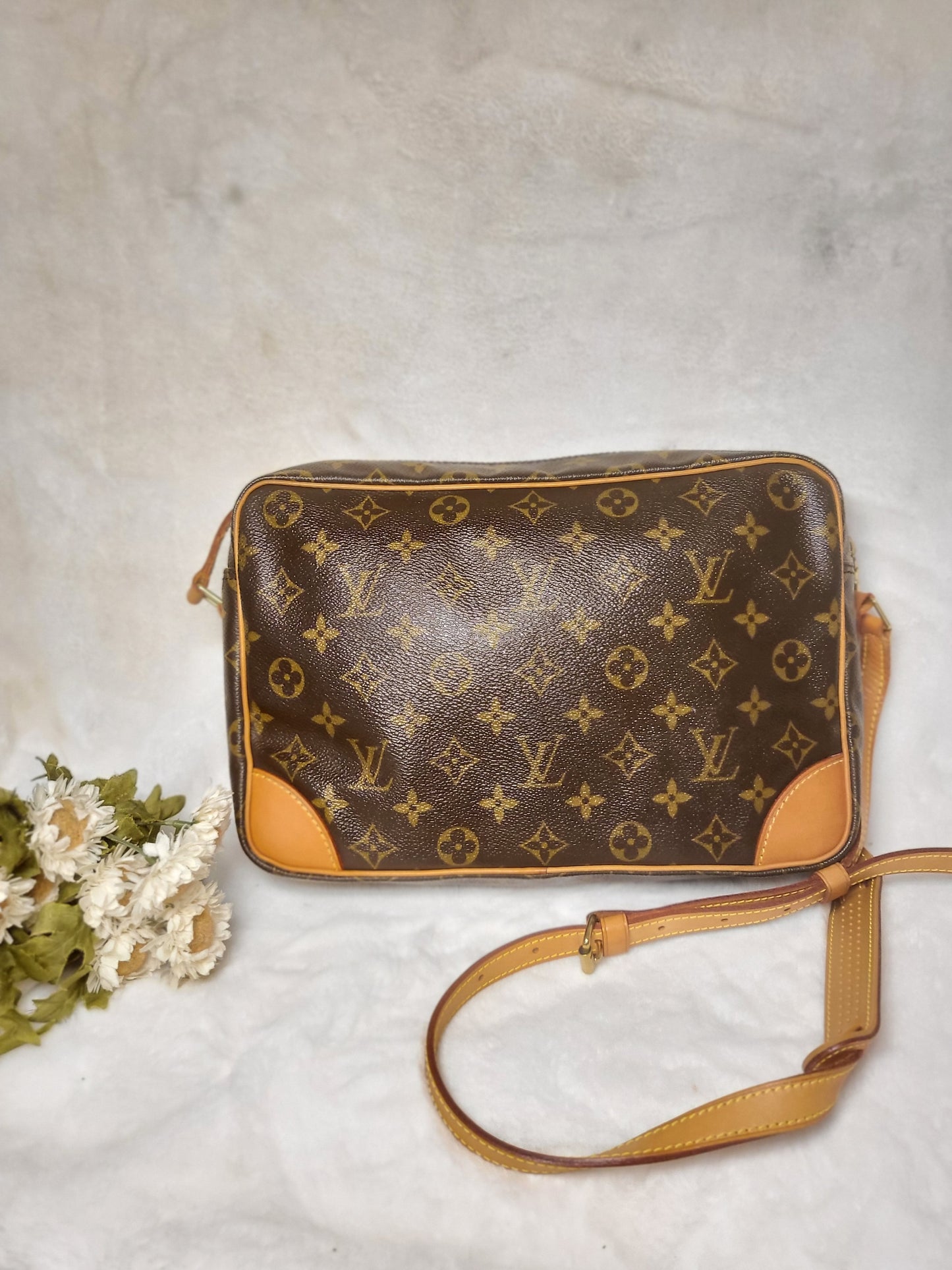 Authentic pre-owned Louis Vuitton Trocadero 30 crossbody shoulder bag