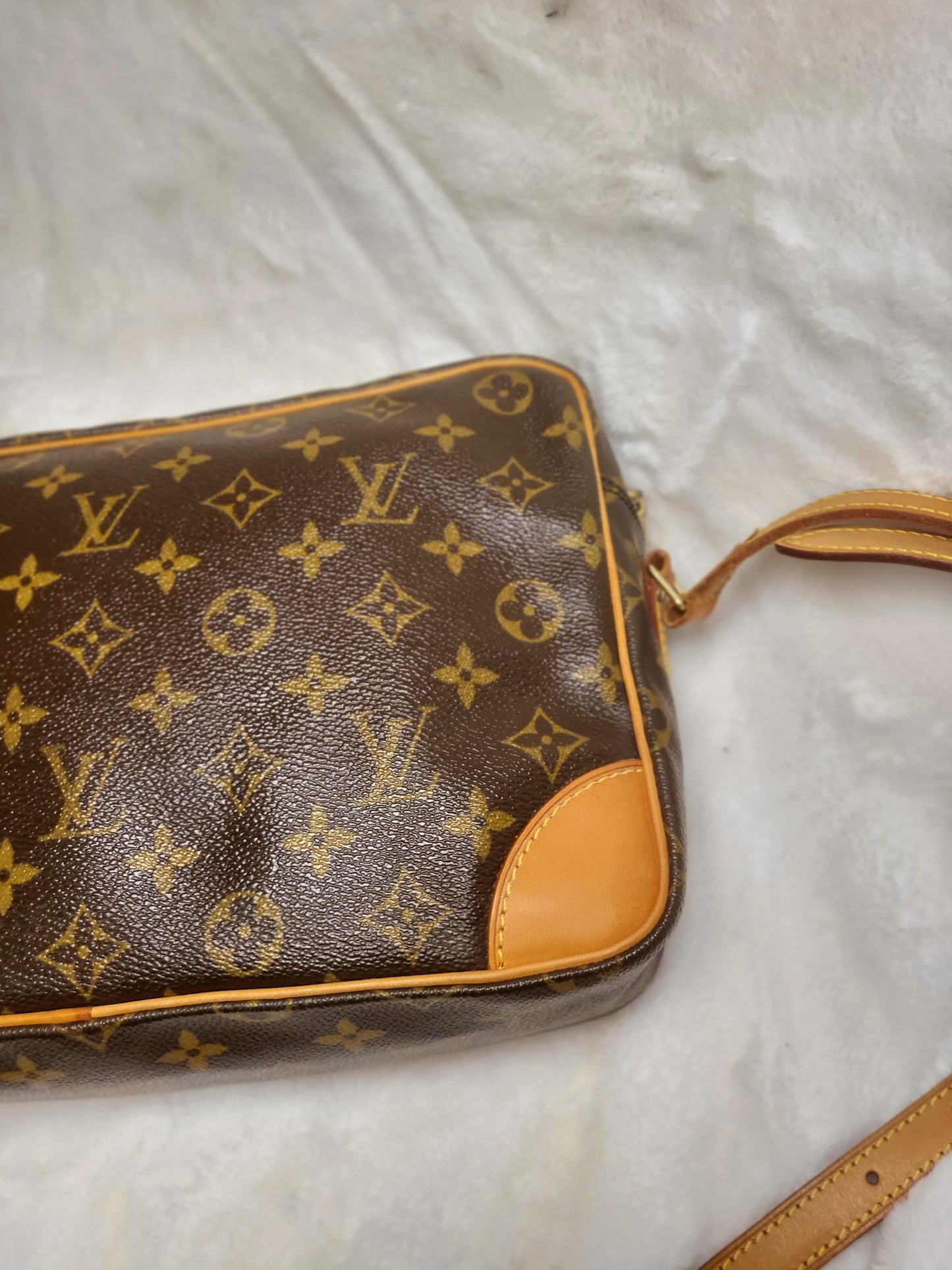 Authentic pre-owned Louis Vuitton Trocadero 30 crossbody shoulder bag