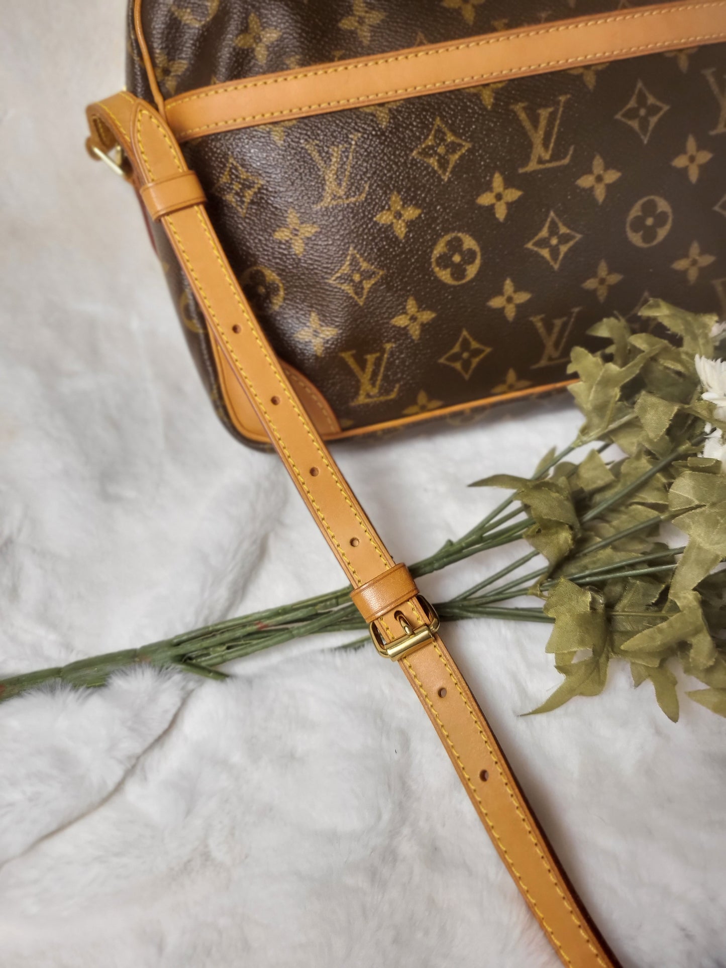 Authentic pre-owned Louis Vuitton Trocadero 30 crossbody shoulder bag