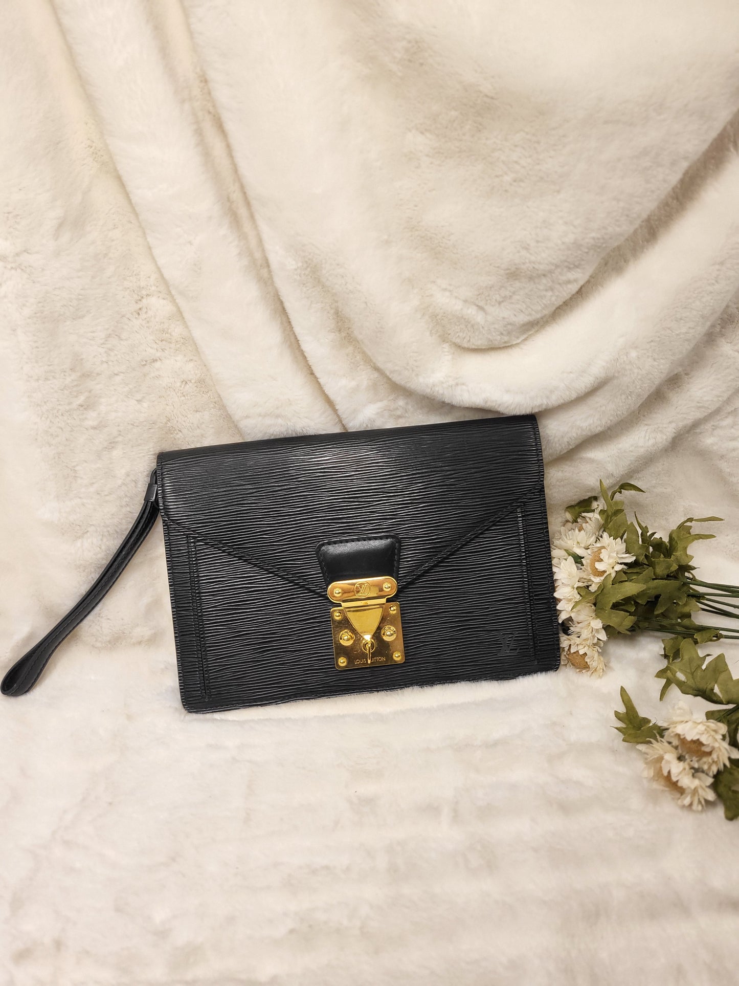 Authentic pre-owned Louis Vuitton serie Dragonne clutch black epi