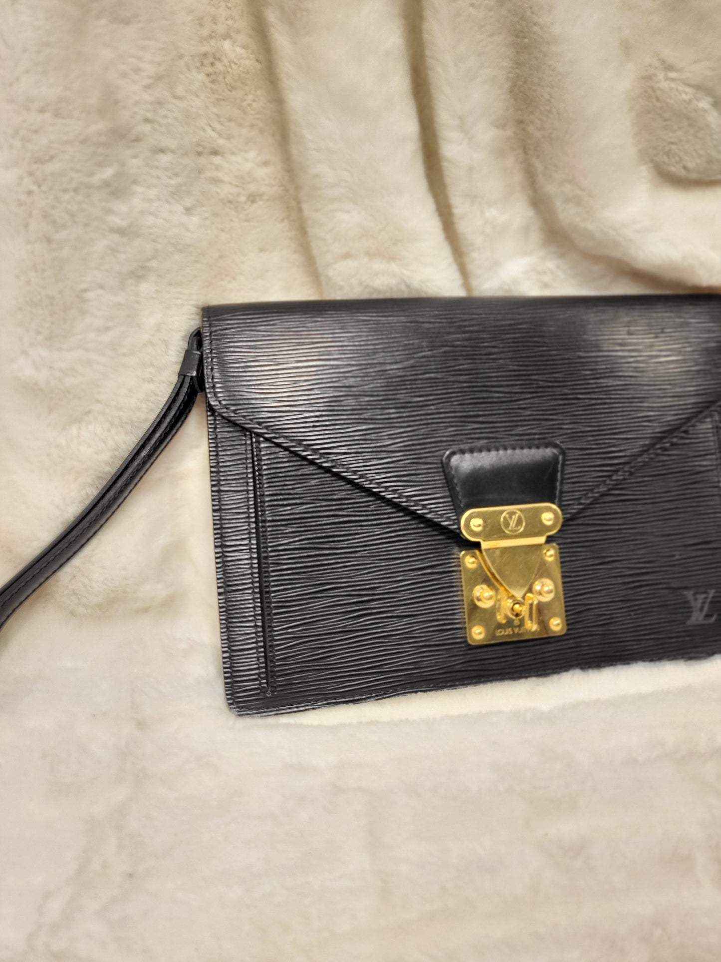 Authentic pre-owned Louis Vuitton serie Dragonne clutch black epi