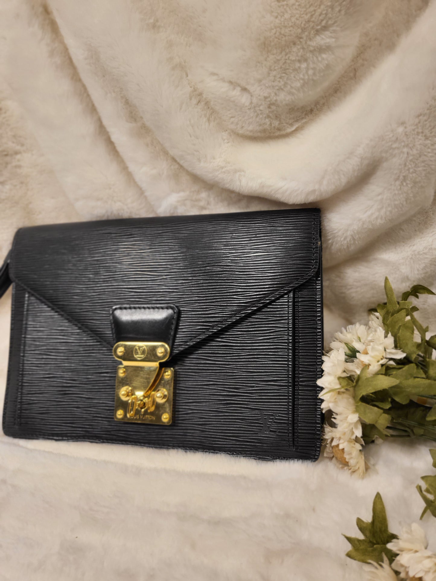 Authentic pre-owned Louis Vuitton serie Dragonne clutch black epi