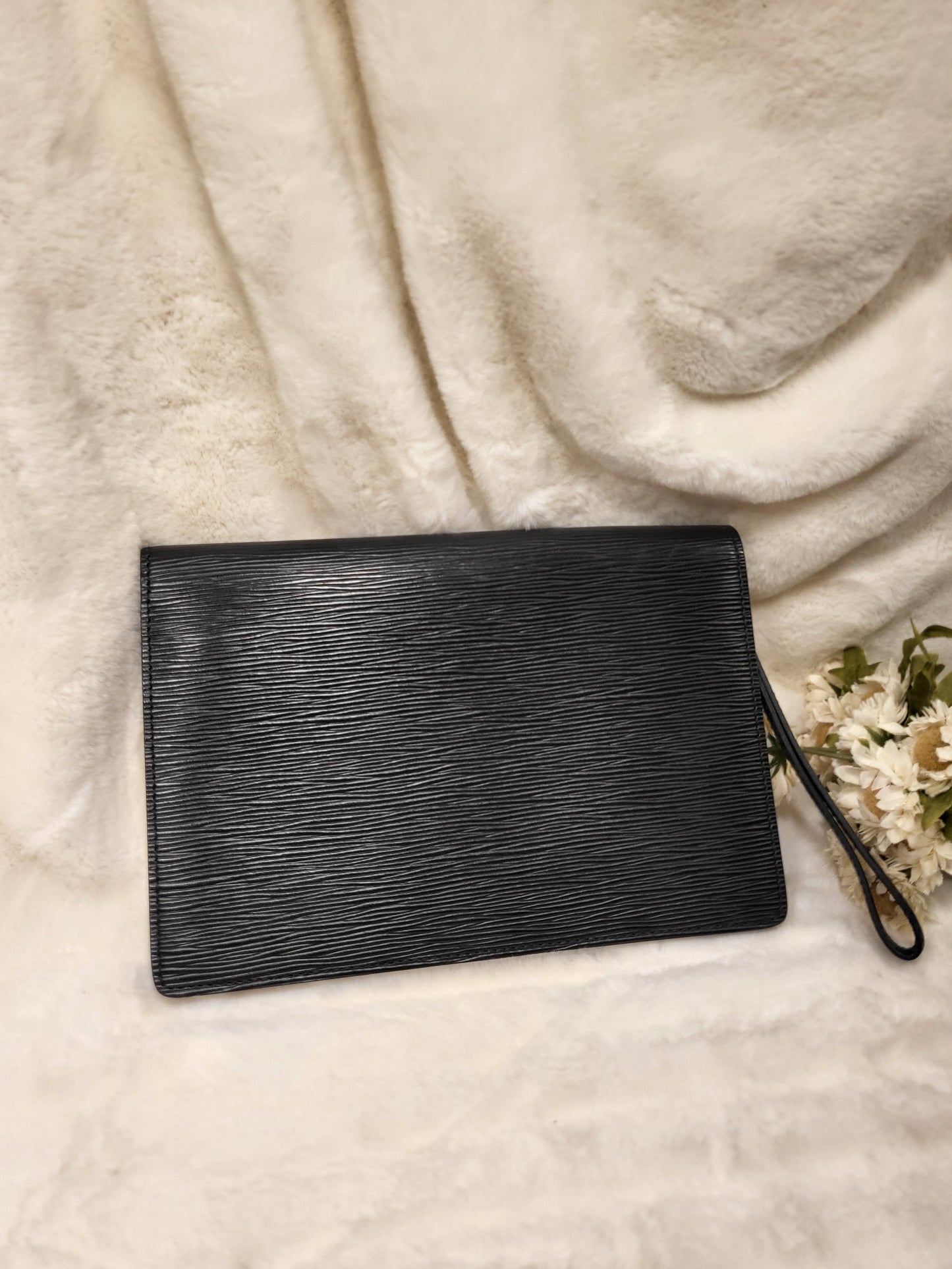 Authentic pre-owned Louis Vuitton serie Dragonne clutch black epi