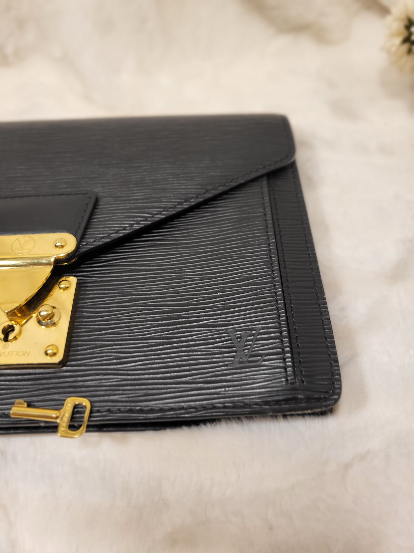 Authentic pre-owned Louis Vuitton serie Dragonne clutch black epi