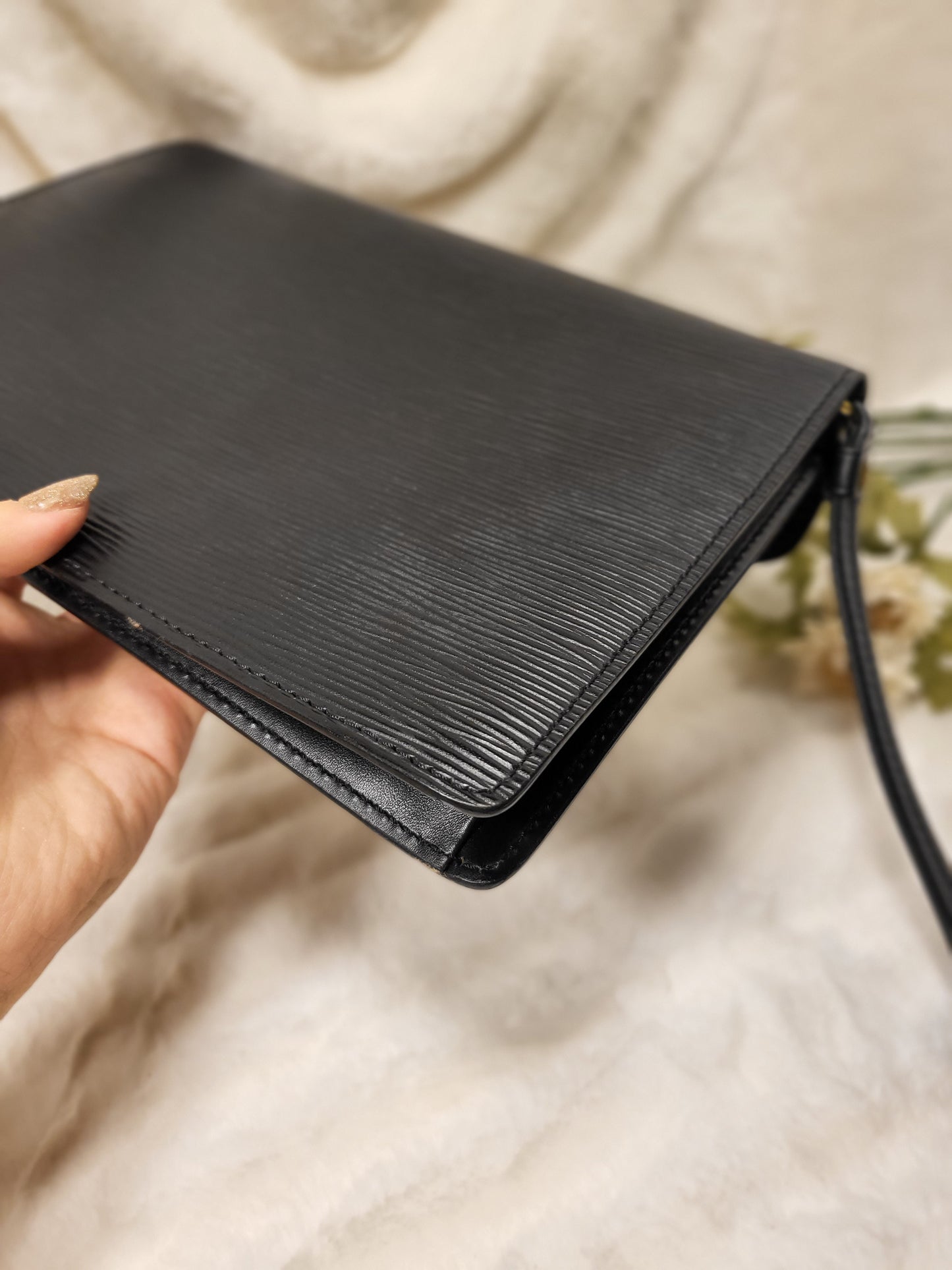 Authentic pre-owned Louis Vuitton serie Dragonne clutch black epi