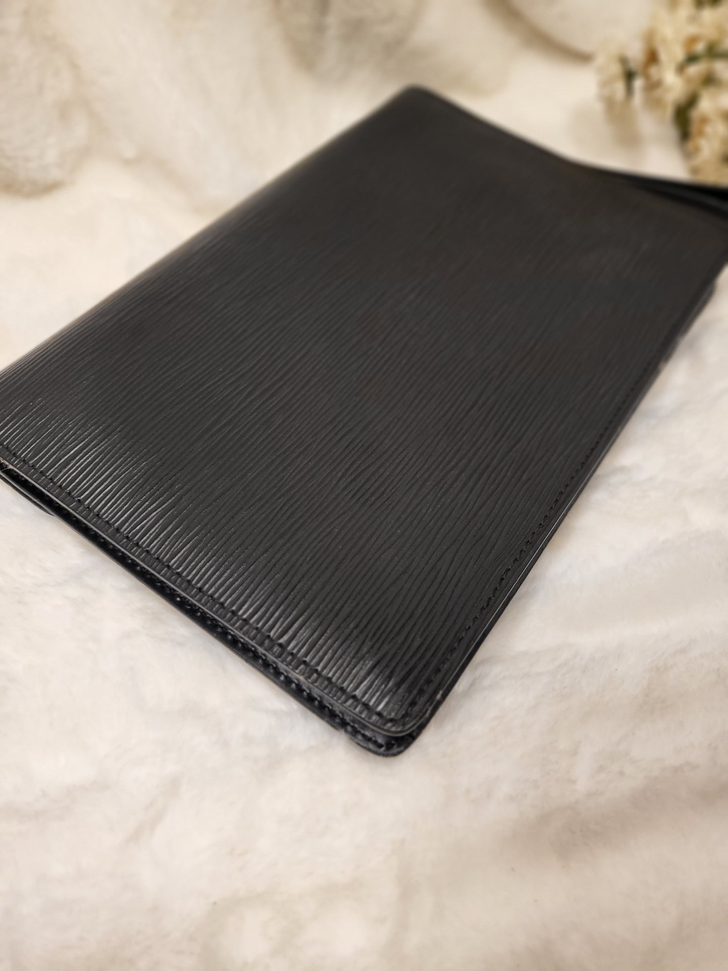 Authentic pre-owned Louis Vuitton serie Dragonne clutch black epi