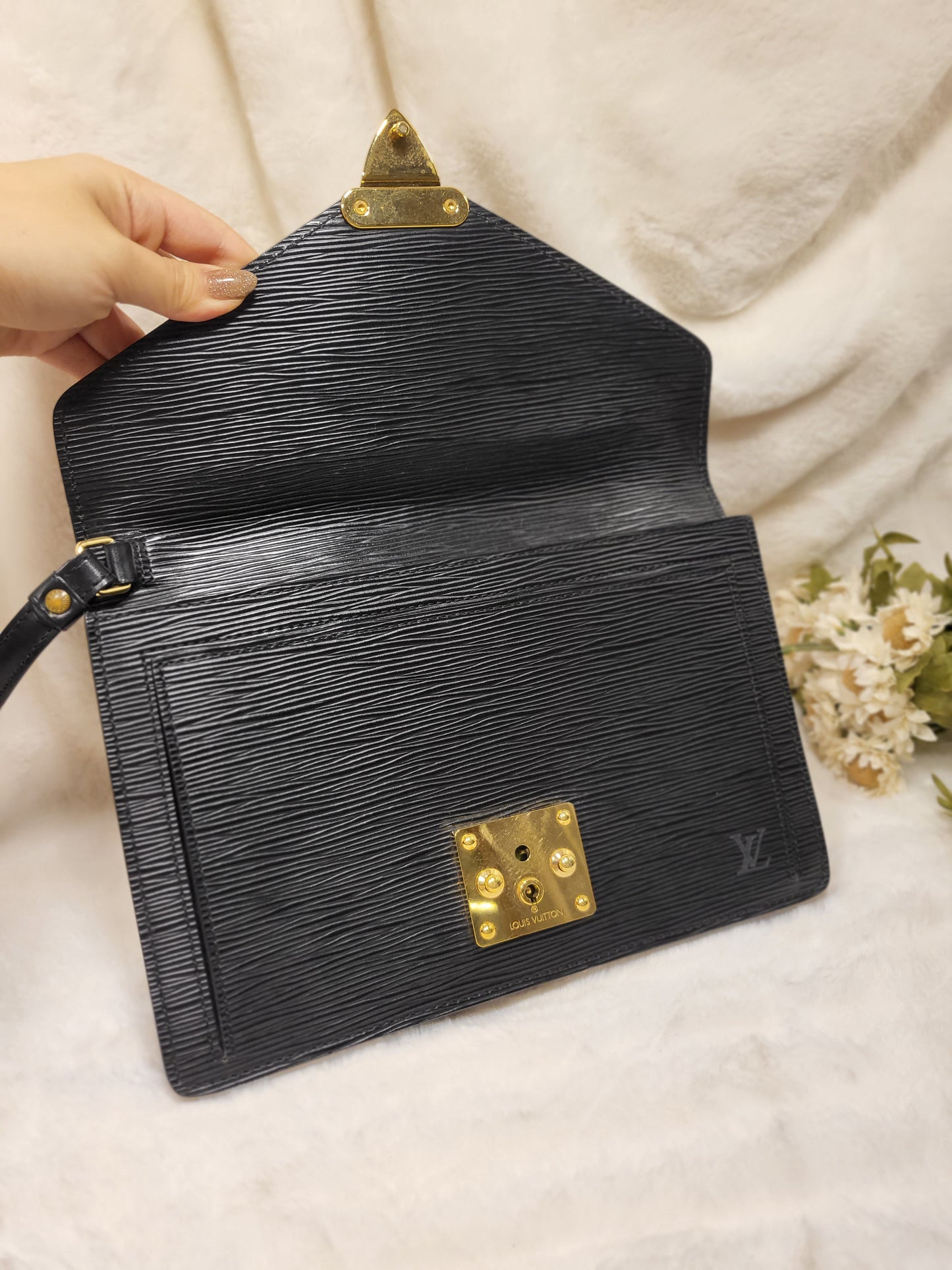 Authentic pre-owned Louis Vuitton serie Dragonne clutch black epi