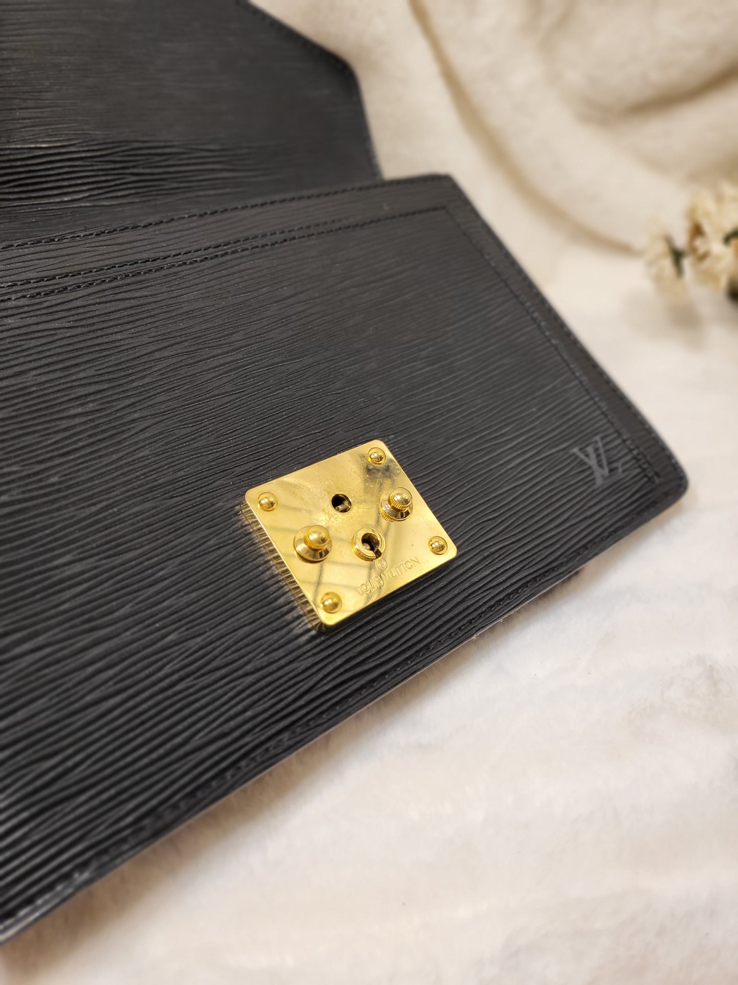 Authentic pre-owned Louis Vuitton serie Dragonne clutch black epi