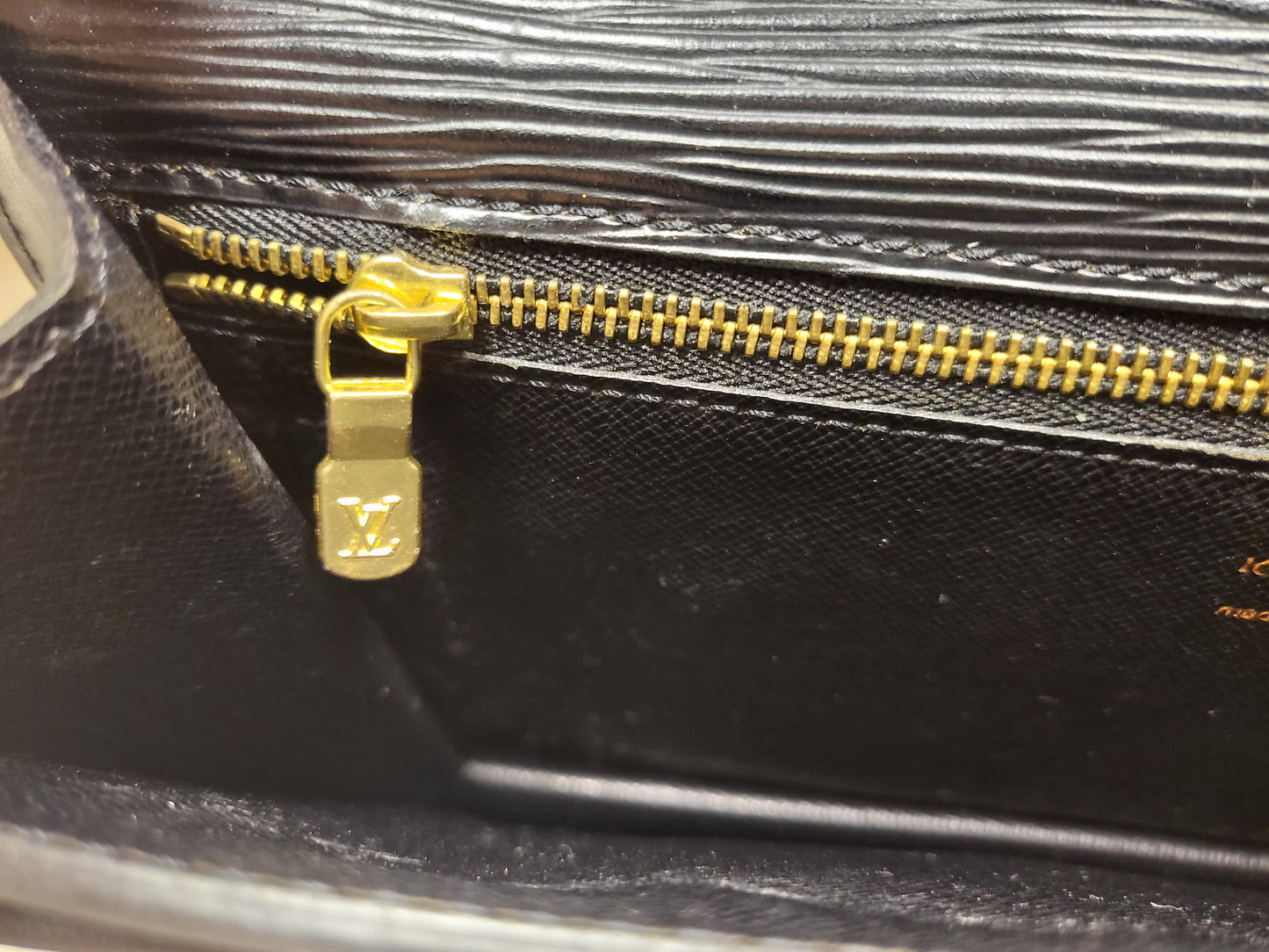 Authentic pre-owned Louis Vuitton serie Dragonne clutch black epi