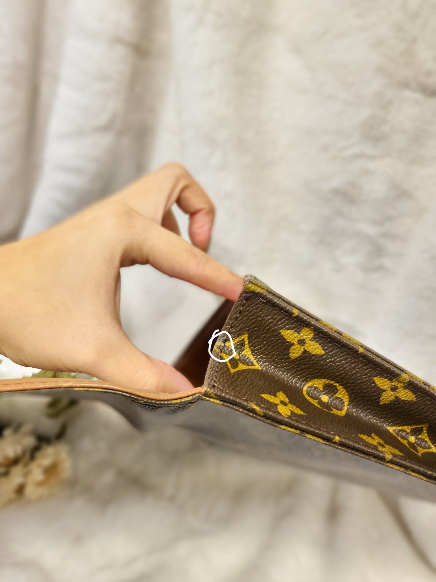 Authentic pre-owned Louis Vuitton lena clucth