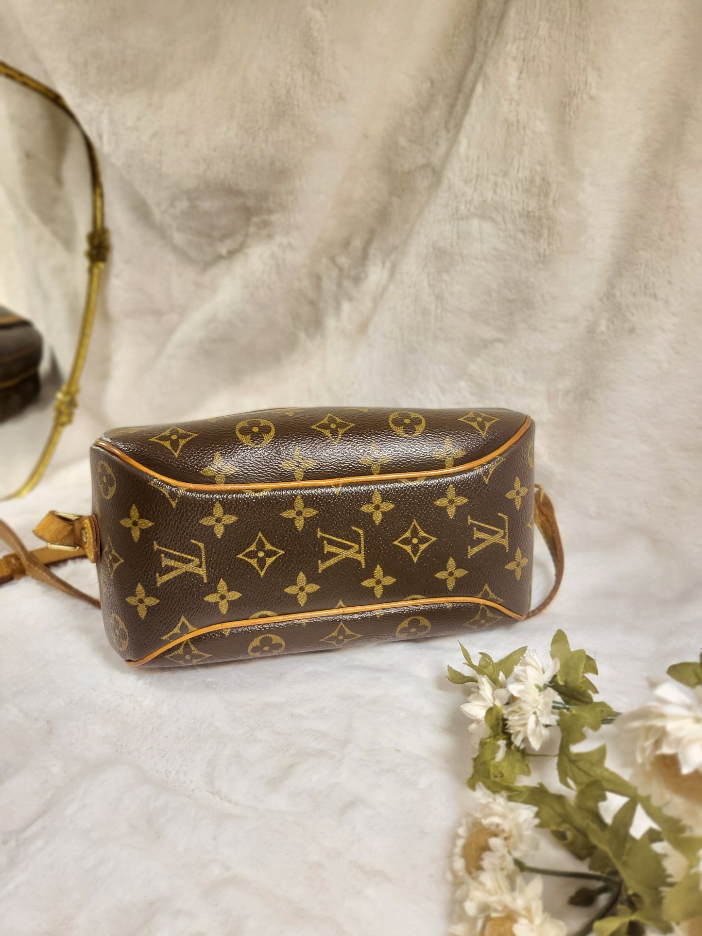 Authentic pre-owned Louis Vuitton Blois crossbody shoulder bag
