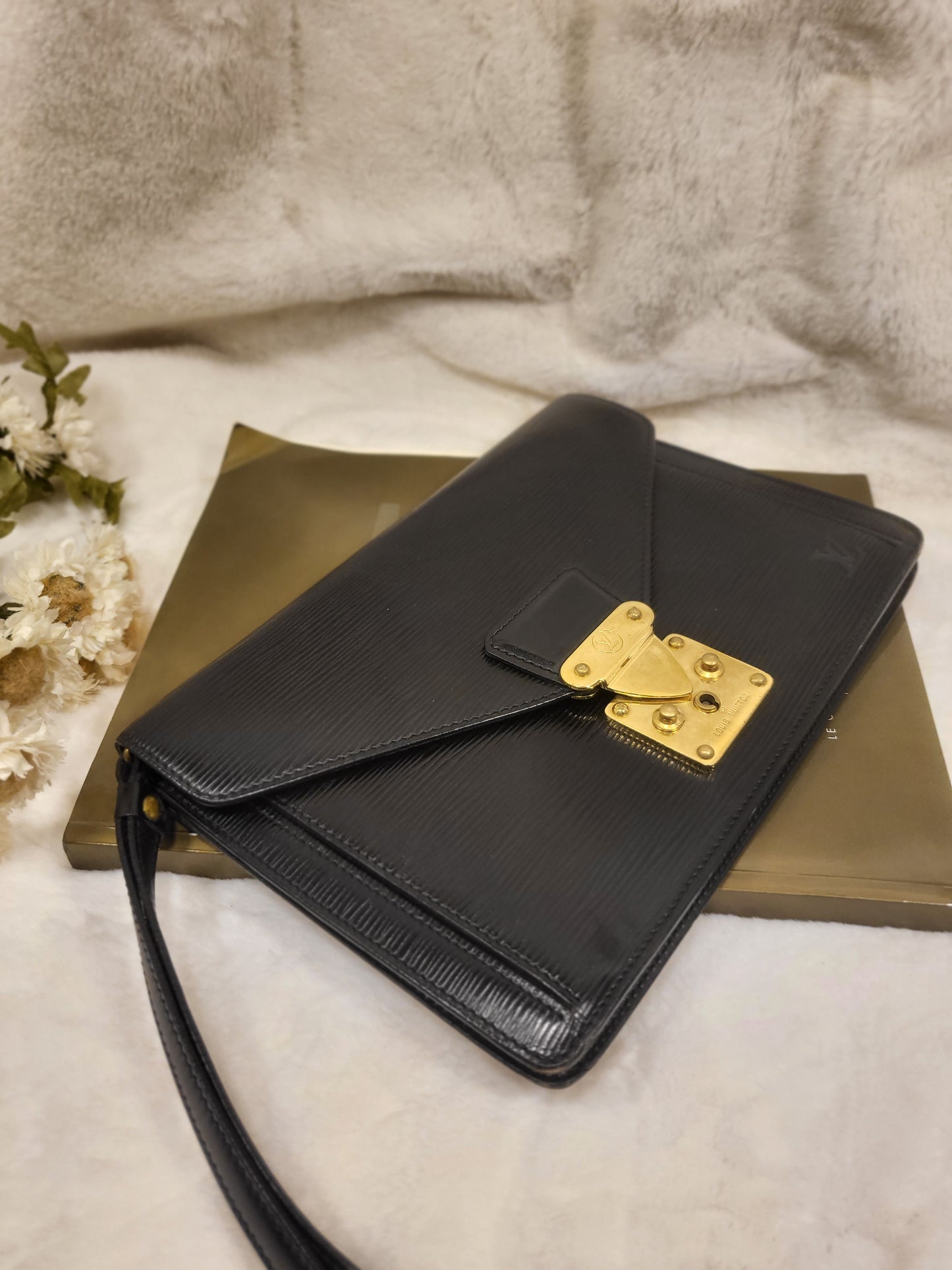 Authentic pre-owned Louis Vuitton Serie Dragonne noir epi clutch