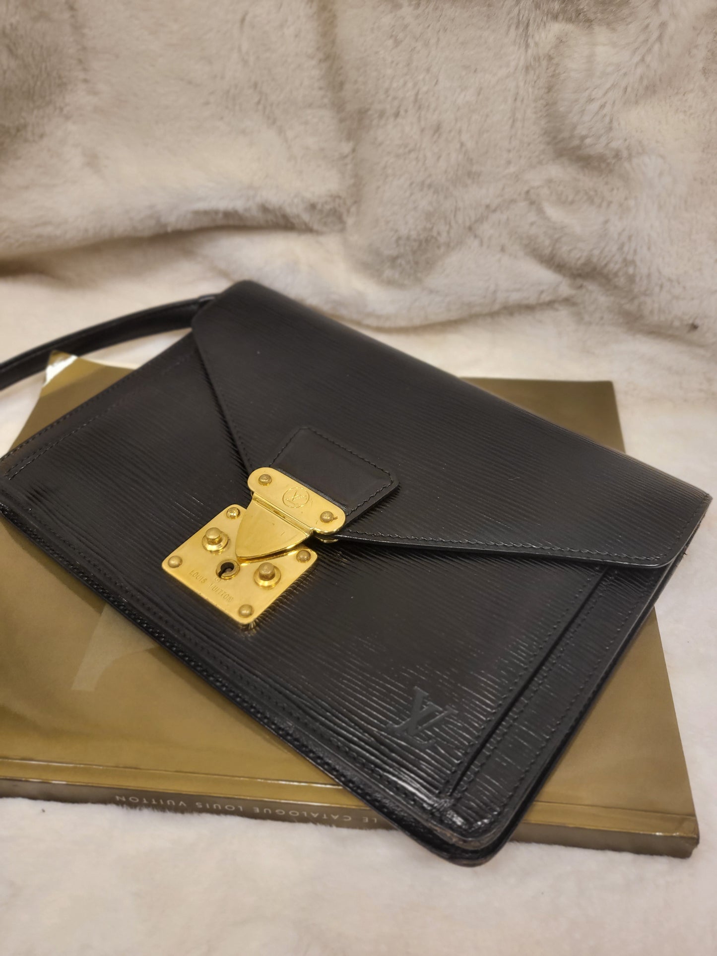 Authentic pre-owned Louis Vuitton Serie Dragonne noir epi clutch