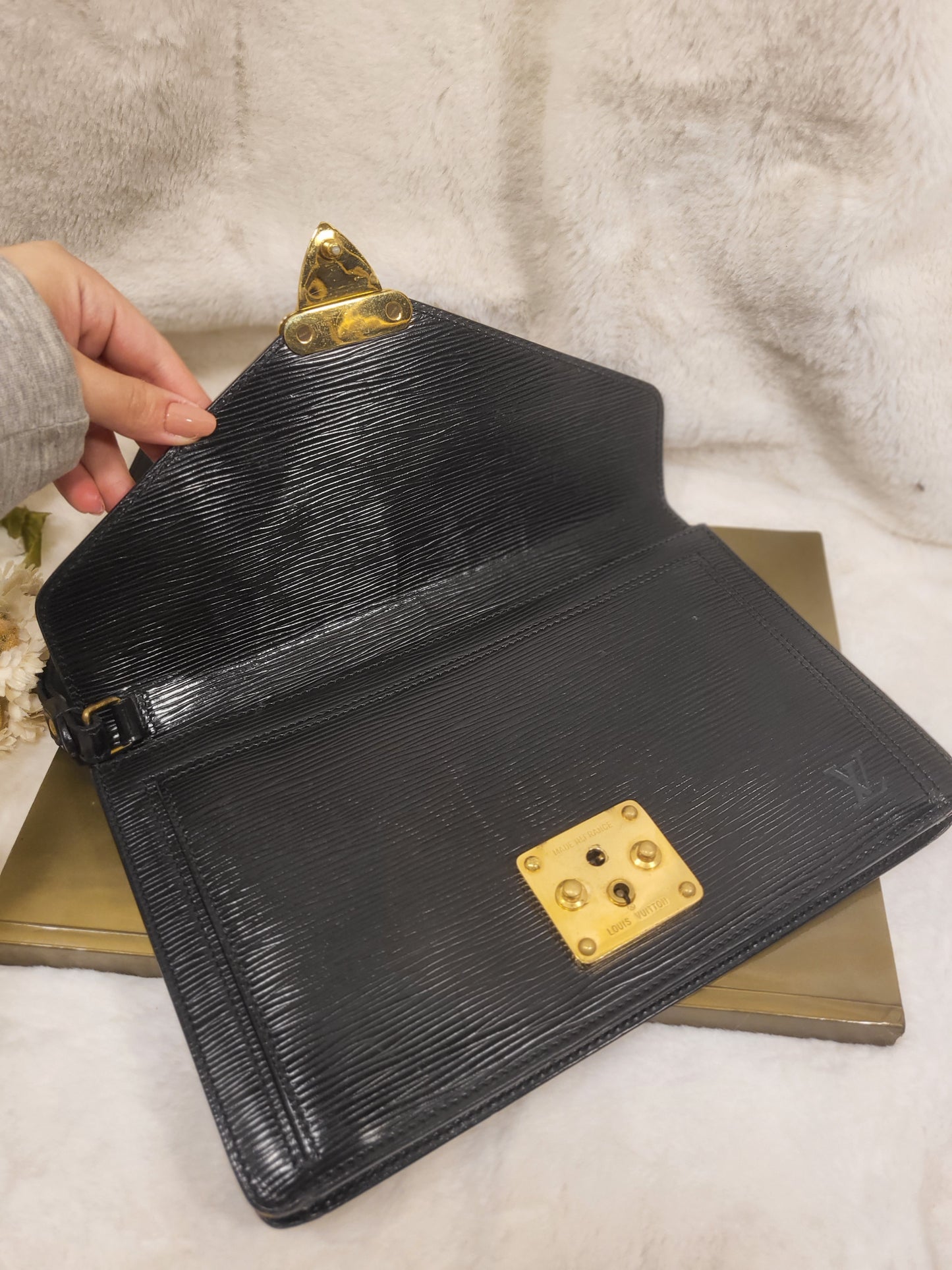 Authentic pre-owned Louis Vuitton Serie Dragonne noir epi clutch