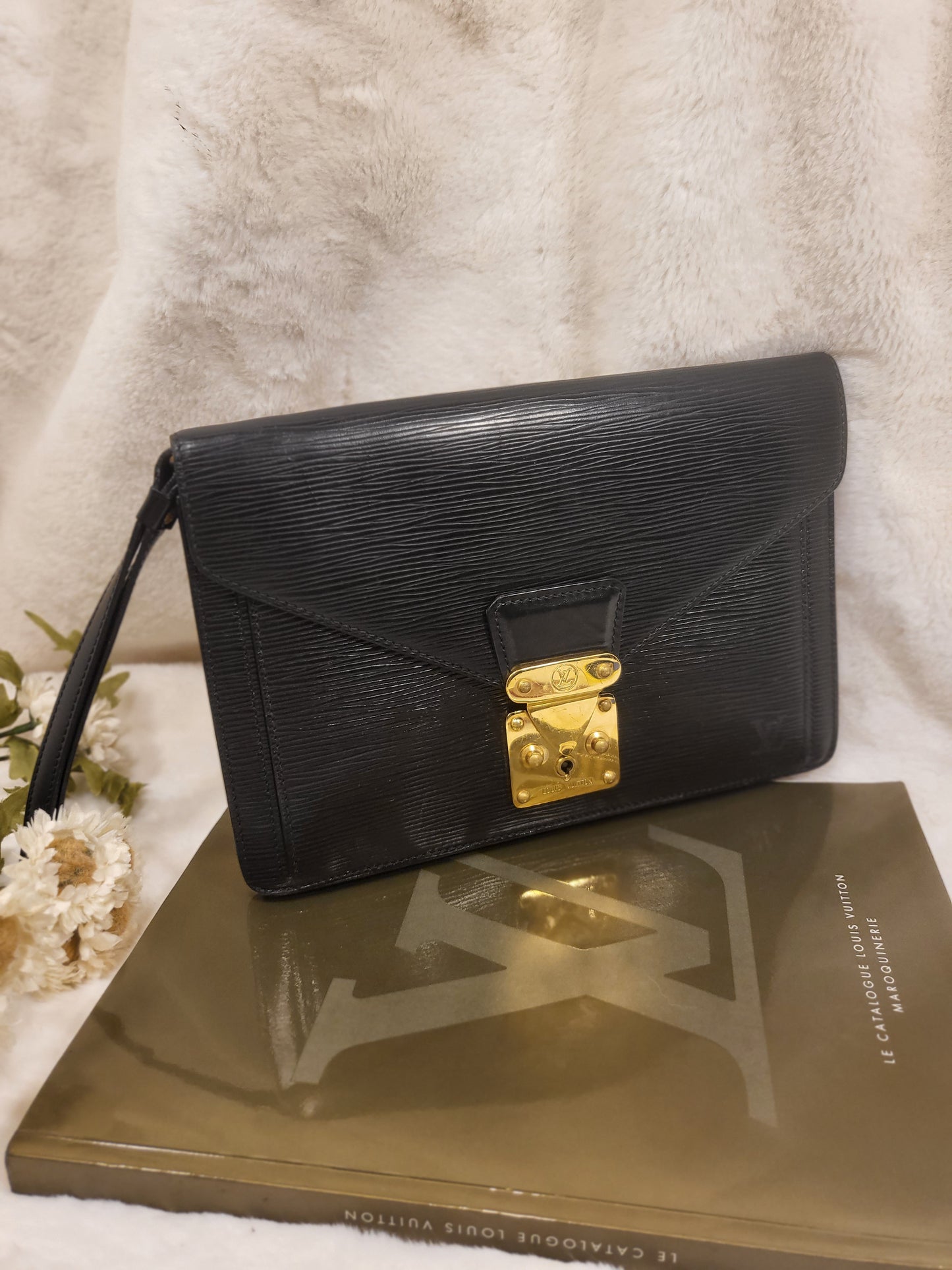 Authentic pre-owned Louis Vuitton Serie Dragonne noir epi clutch