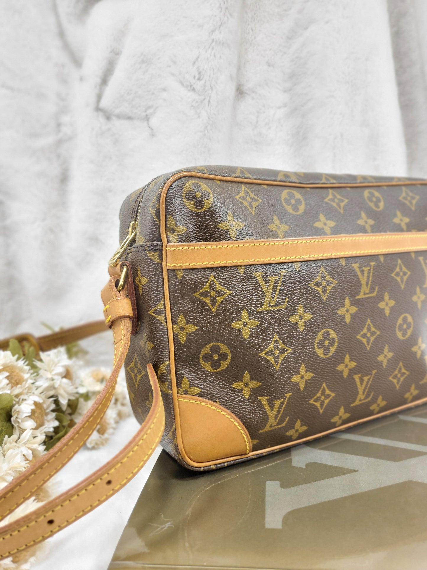 Authentic pre-owned Louis Vuitton Trocadero 30 crossbody shoulder bag
