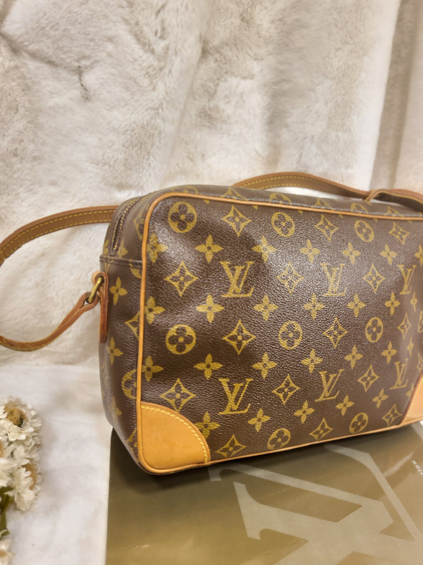 Authentic pre-owned Louis Vuitton Trocadero 30 crossbody shoulder bag