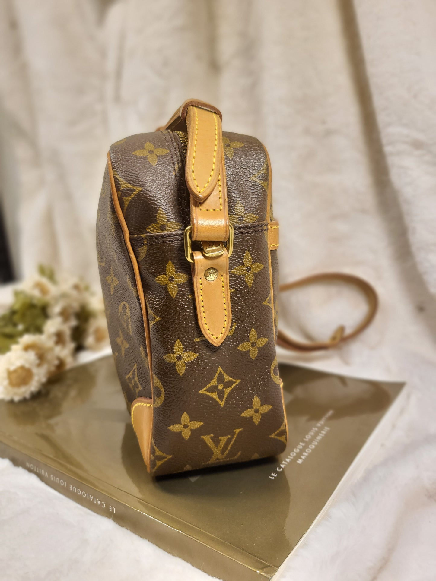Authentic pre-owned Louis Vuitton Trocadero 30 crossbody shoulder bag