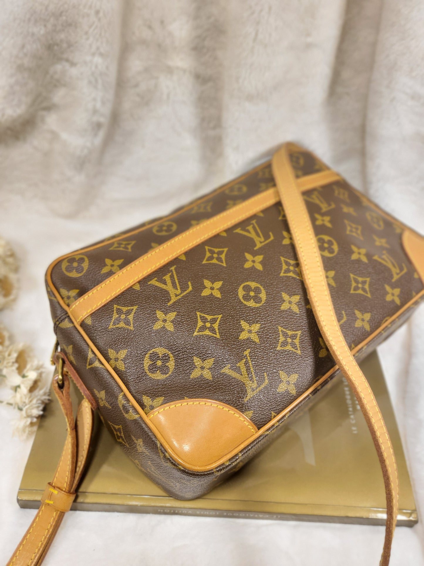 Authentic pre-owned Louis Vuitton Trocadero 30 crossbody shoulder bag