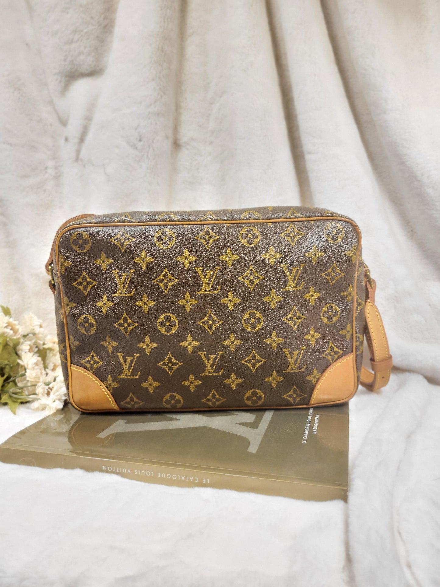 Authentic pre-owned Louis Vuitton Trocadero 30 crossbody shoulder bag