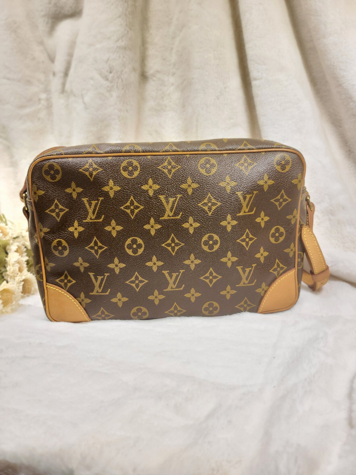 Authentic pre-owned Louis Vuitton Trocadero 30 crossbody shoulder bag