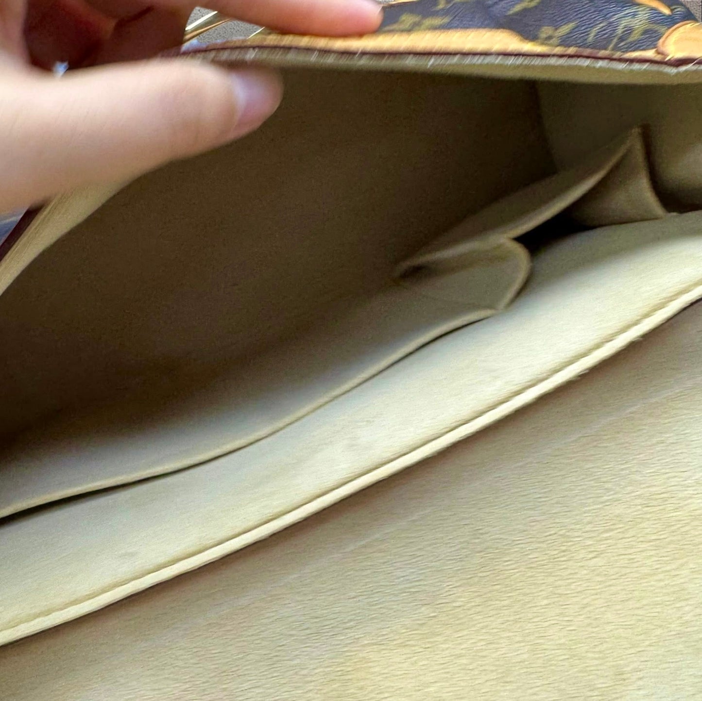 Louis Vuitton Beverly MM shoulder bag