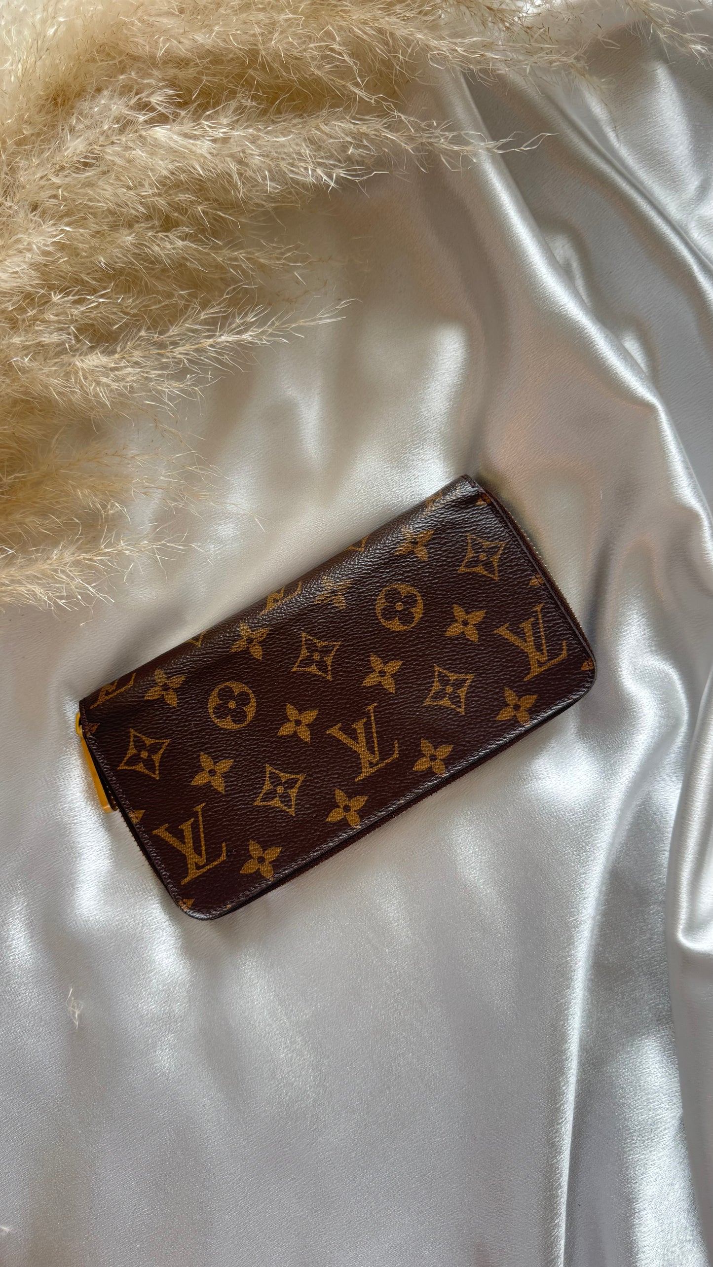 Louis Vuitton zippy compact wallet