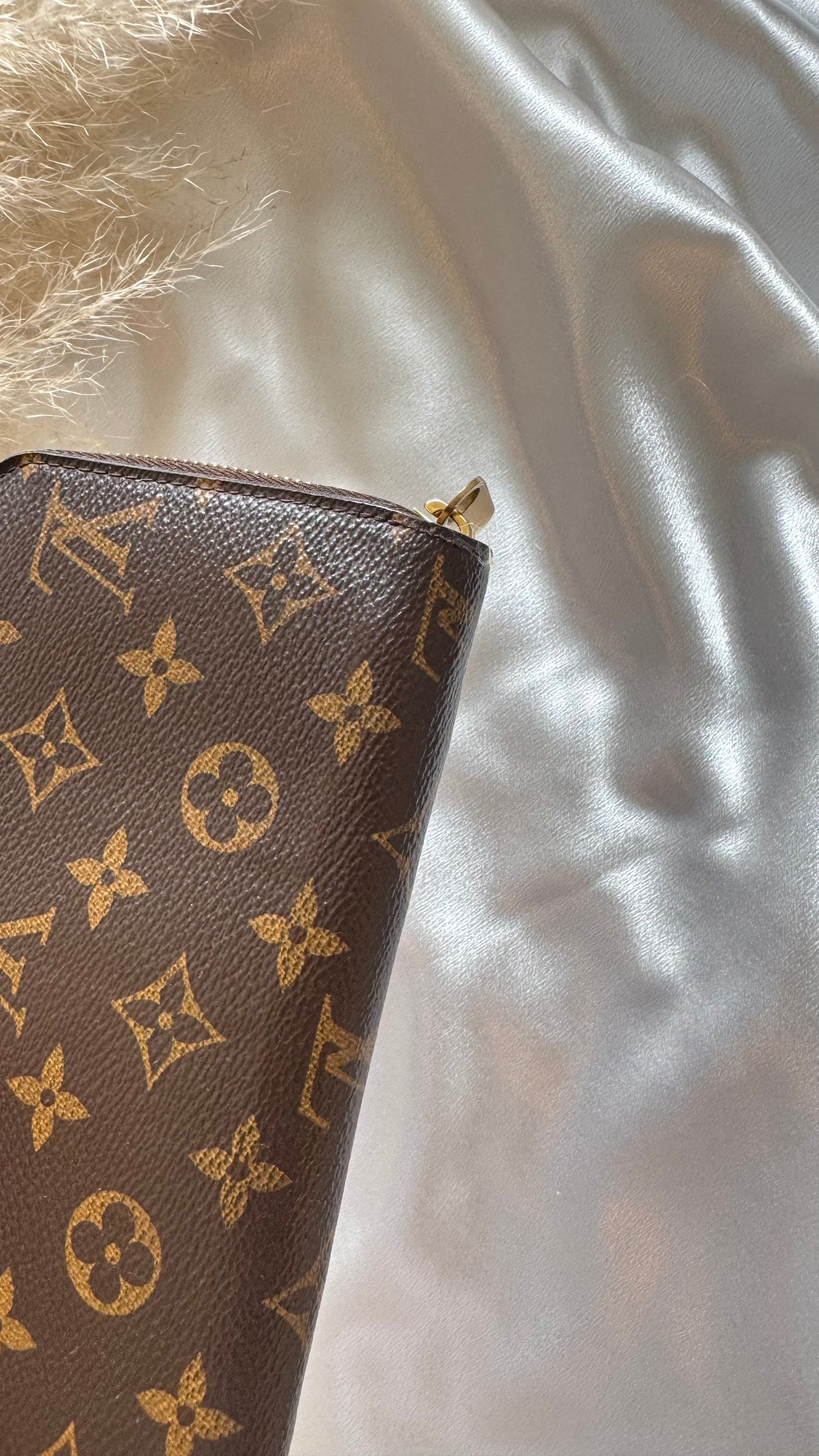 Louis Vuitton zippy compact wallet