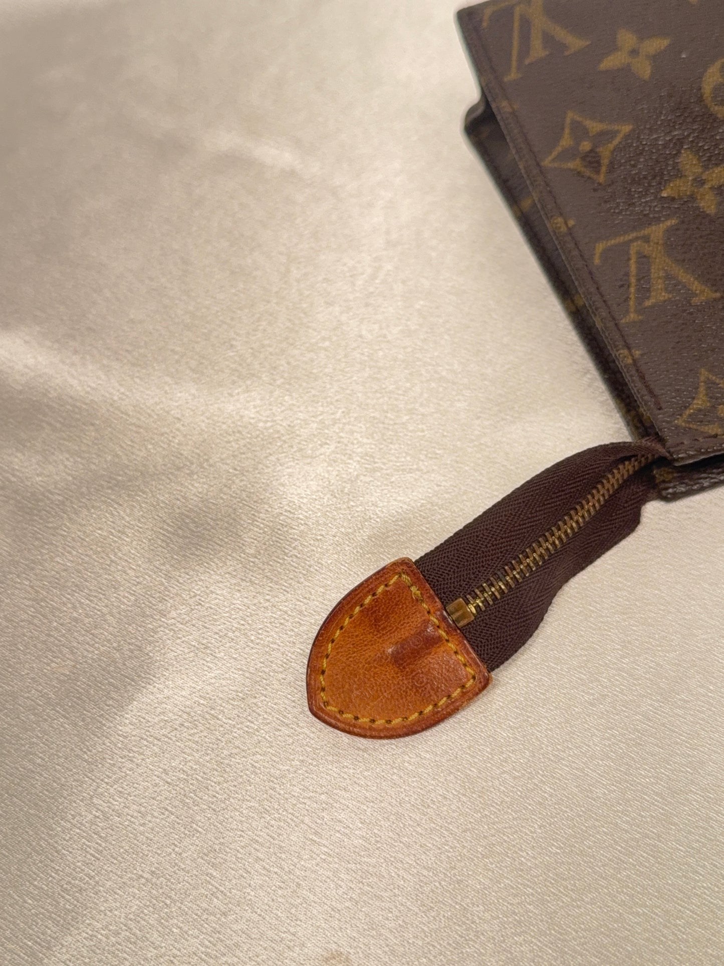 Louis Vuitton Toiletry 19