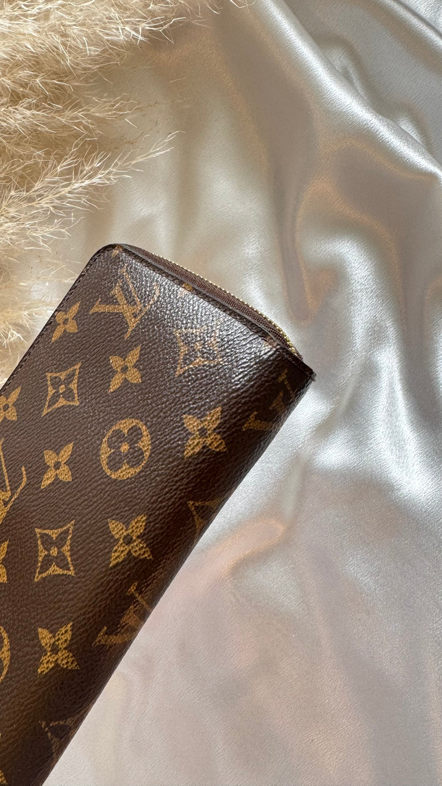 Louis Vuitton zippy compact wallet