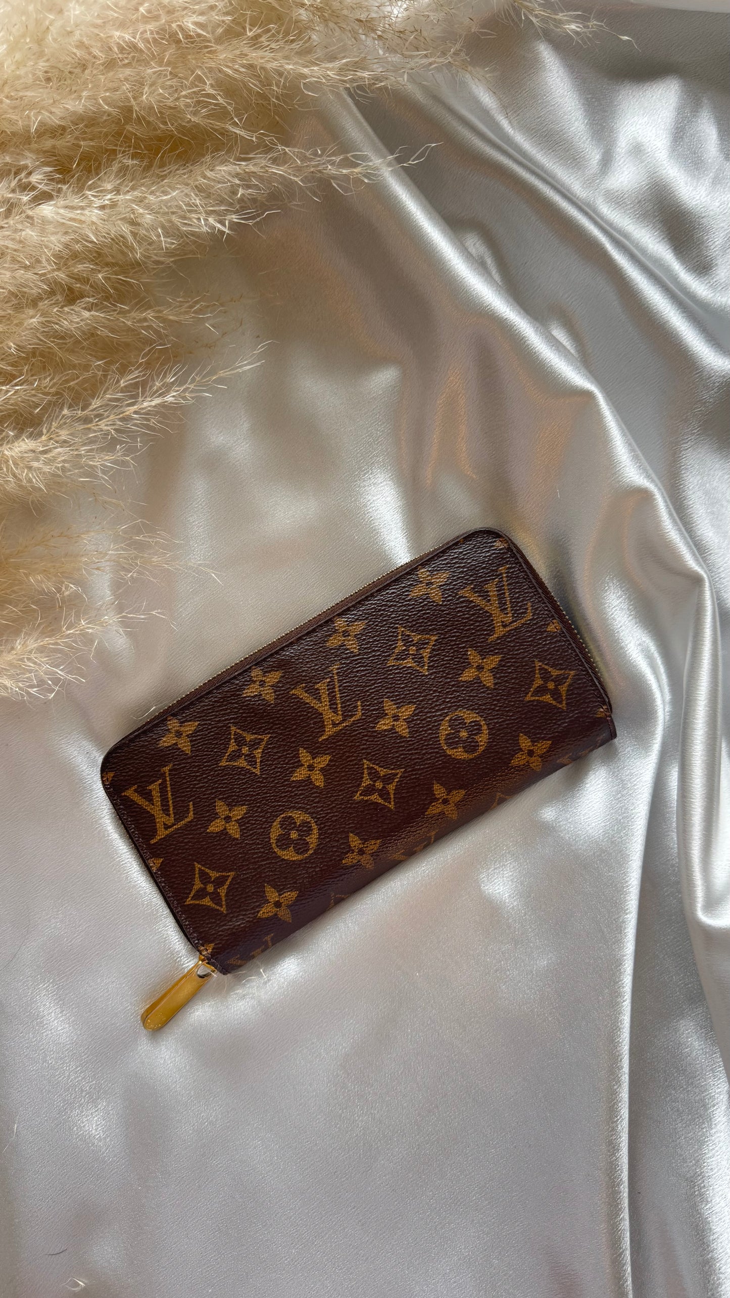 Louis Vuitton zippy compact wallet