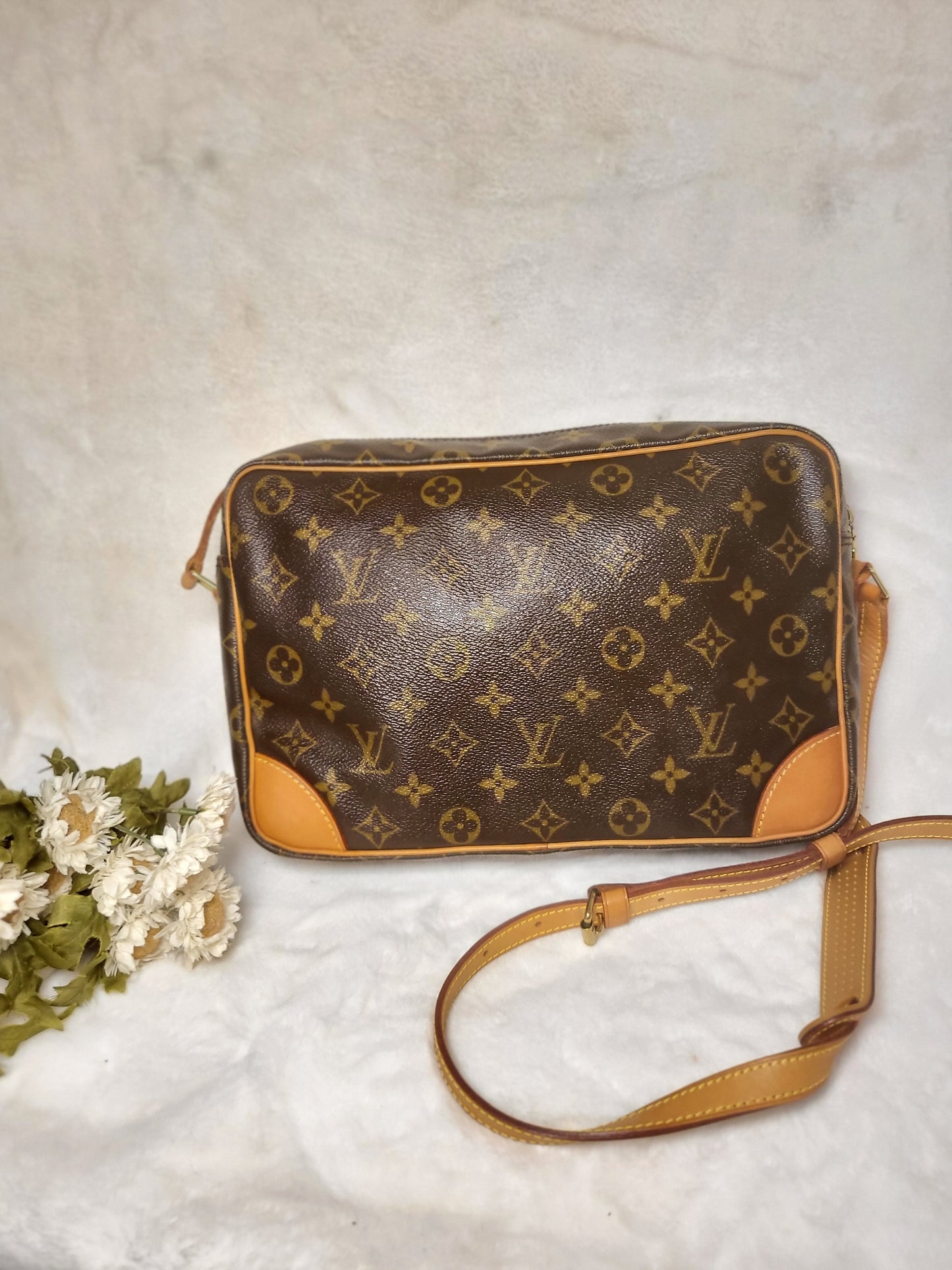 Authentic pre-owned Louis Vuitton Trocadero 30 crossbody shoulder bag