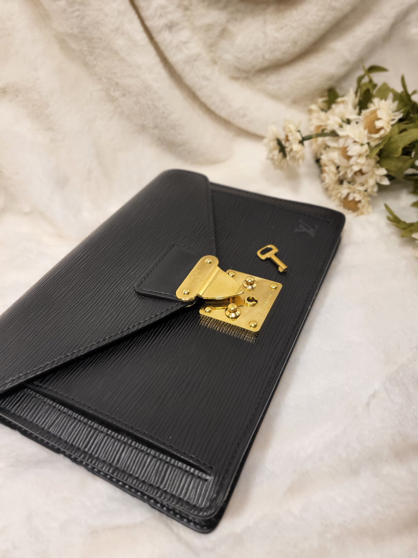 Authentic pre-owned Louis Vuitton serie Dragonne clutch black epi