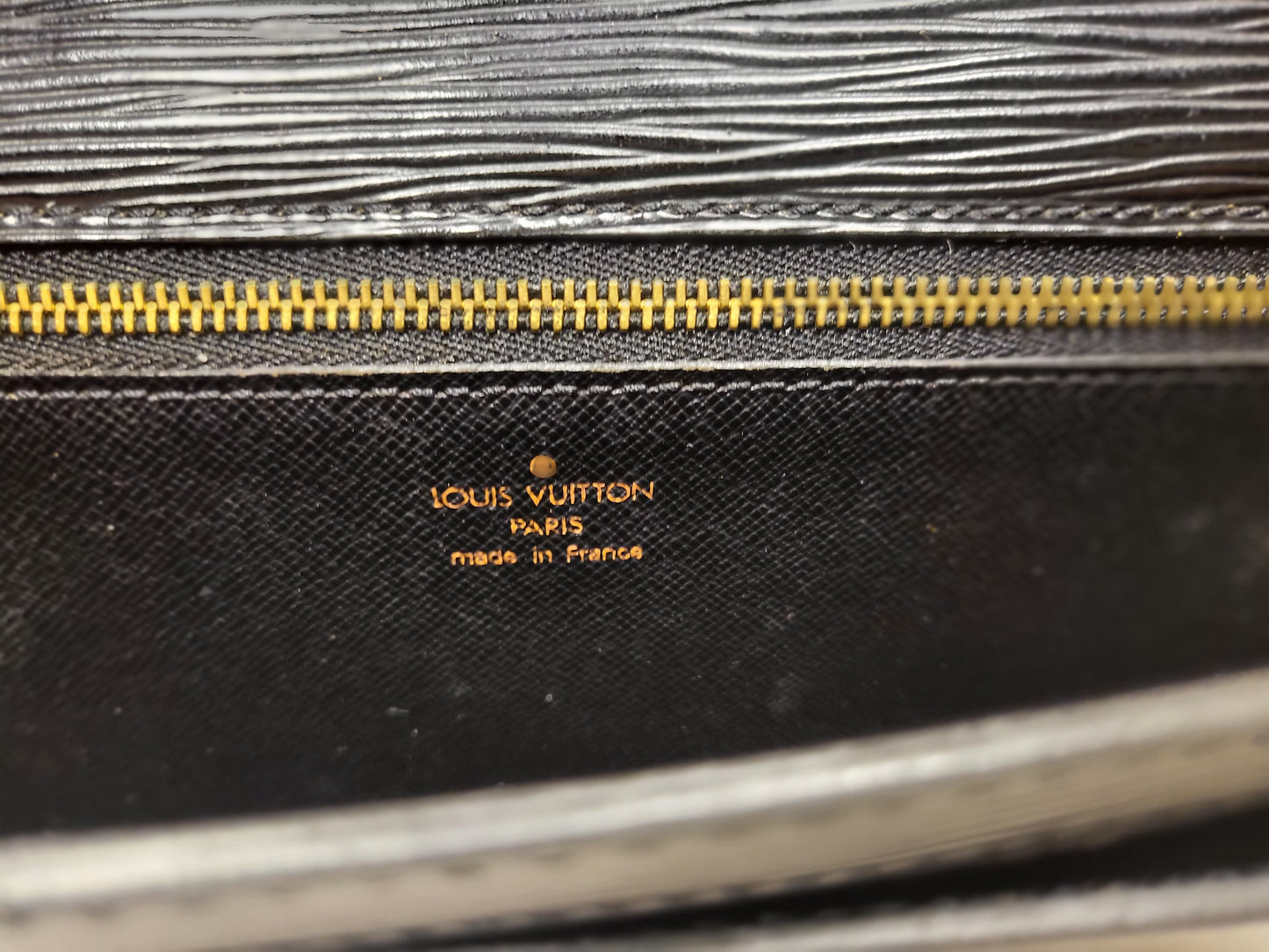 Authentic pre-owned Louis Vuitton serie Dragonne clutch black epi