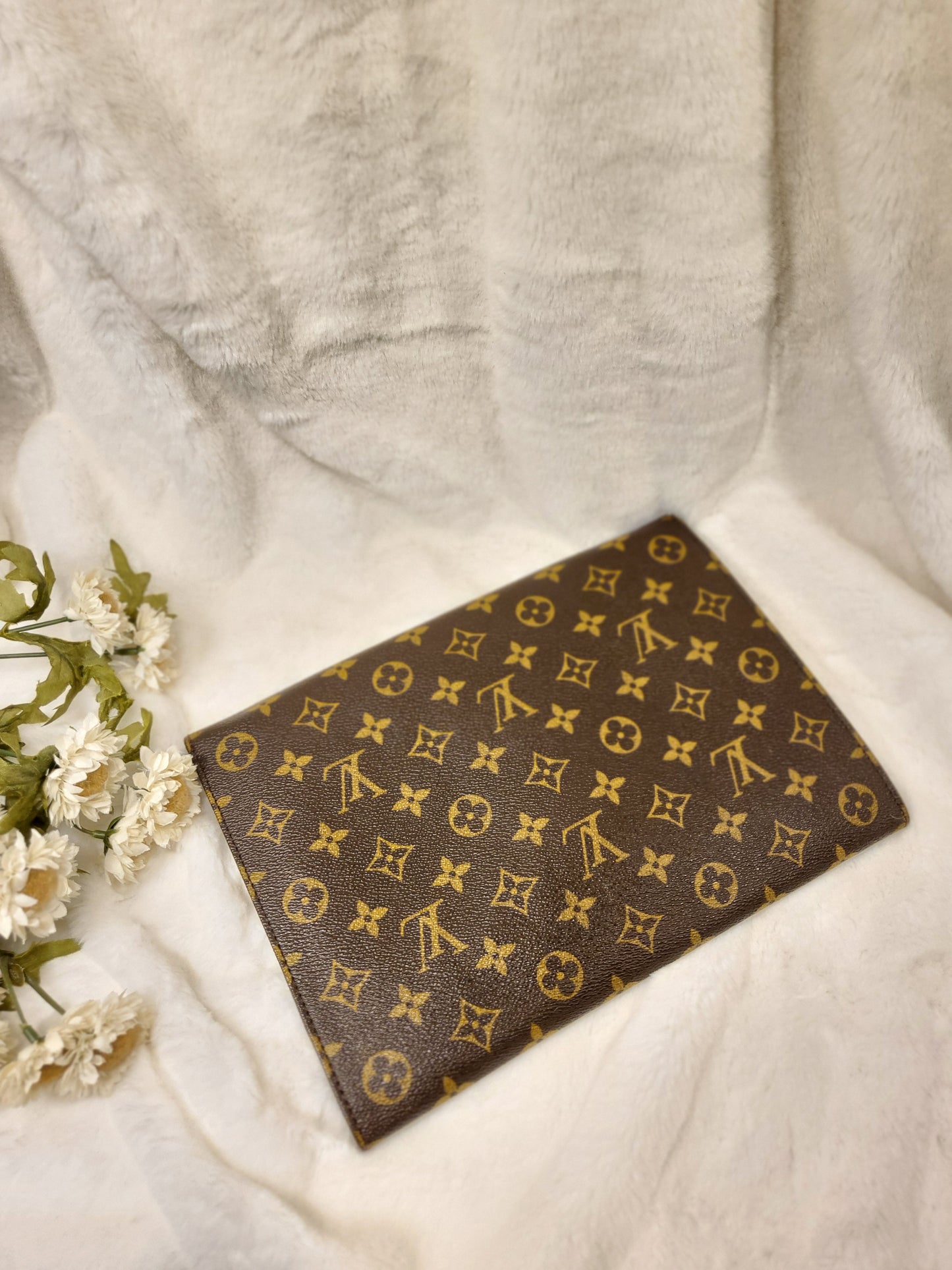 Authentic pre-owned Louis Vuitton lena clucth