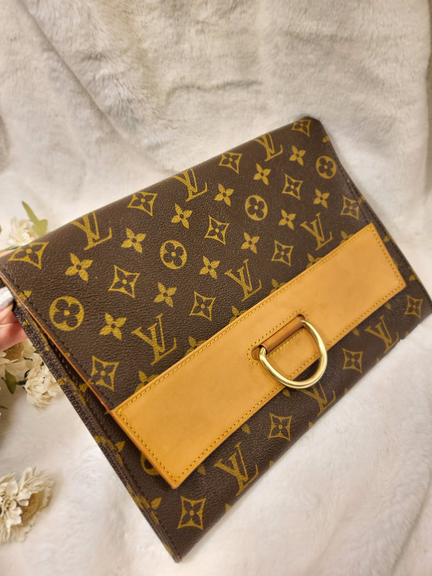 Authentic pre-owned Louis Vuitton lena clucth