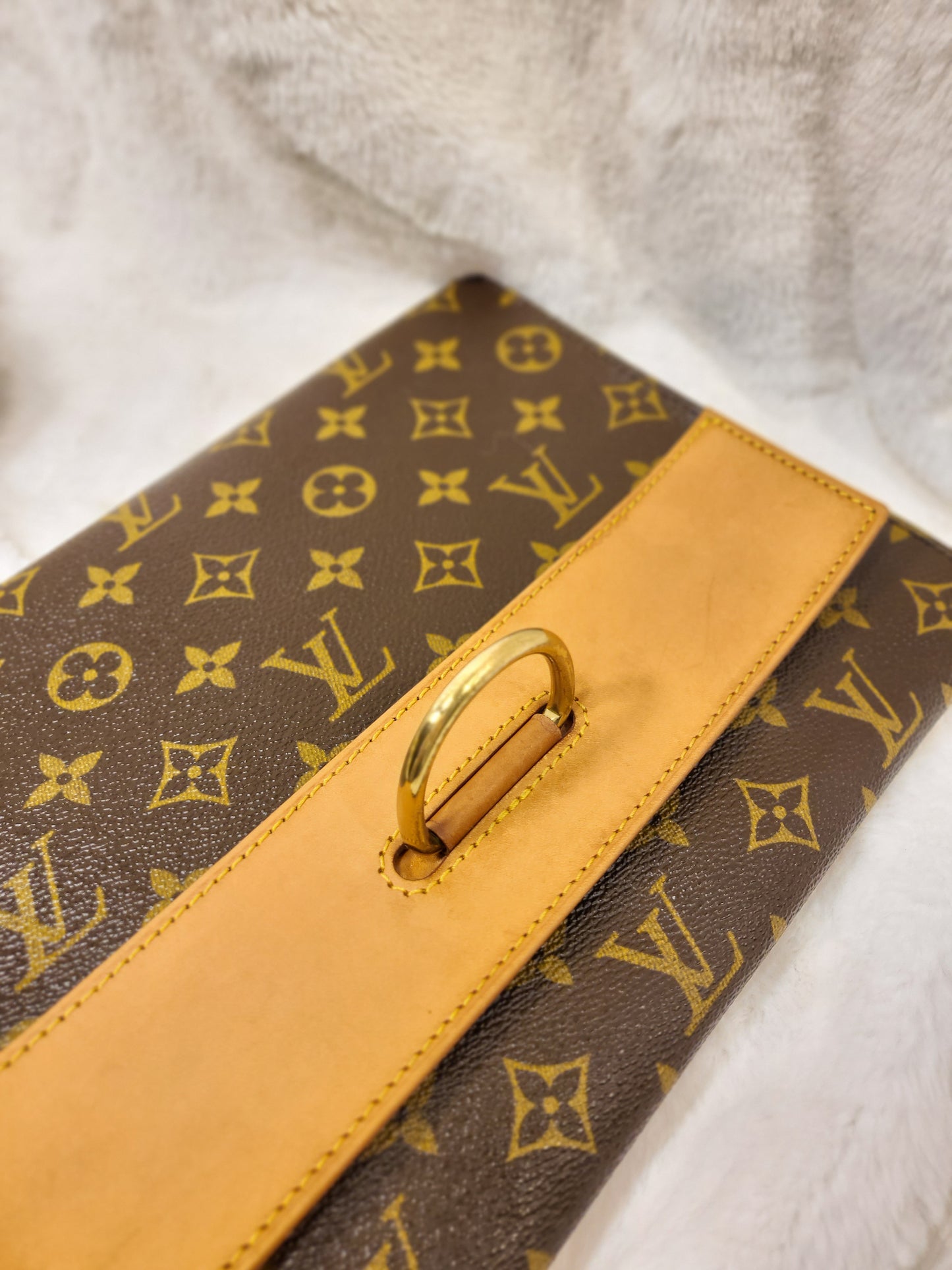 Authentic pre-owned Louis Vuitton lena clucth