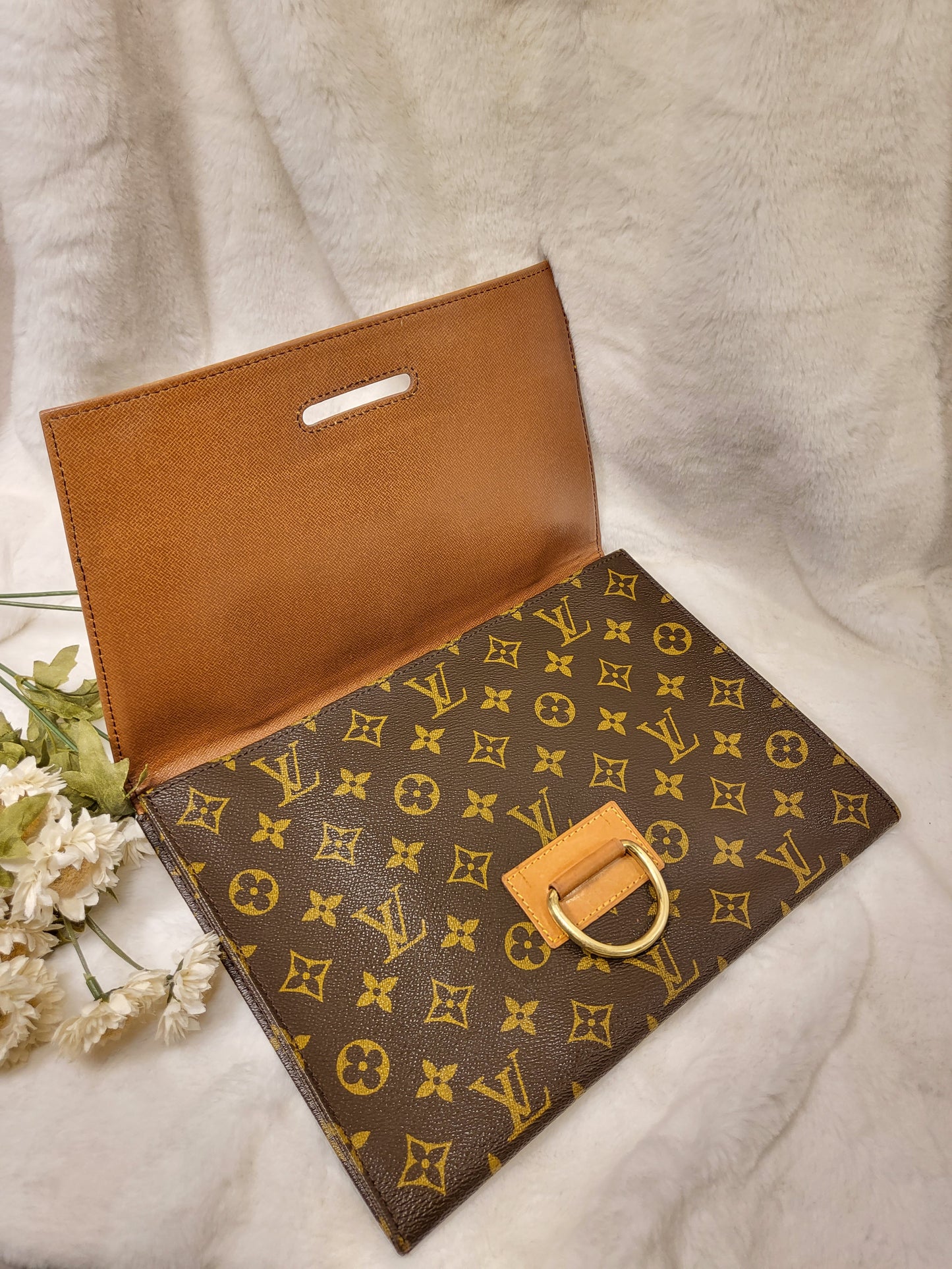 Authentic pre-owned Louis Vuitton lena clucth