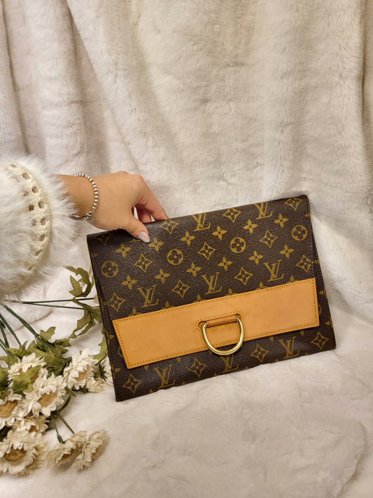 Authentic pre-owned Louis Vuitton lena clucth