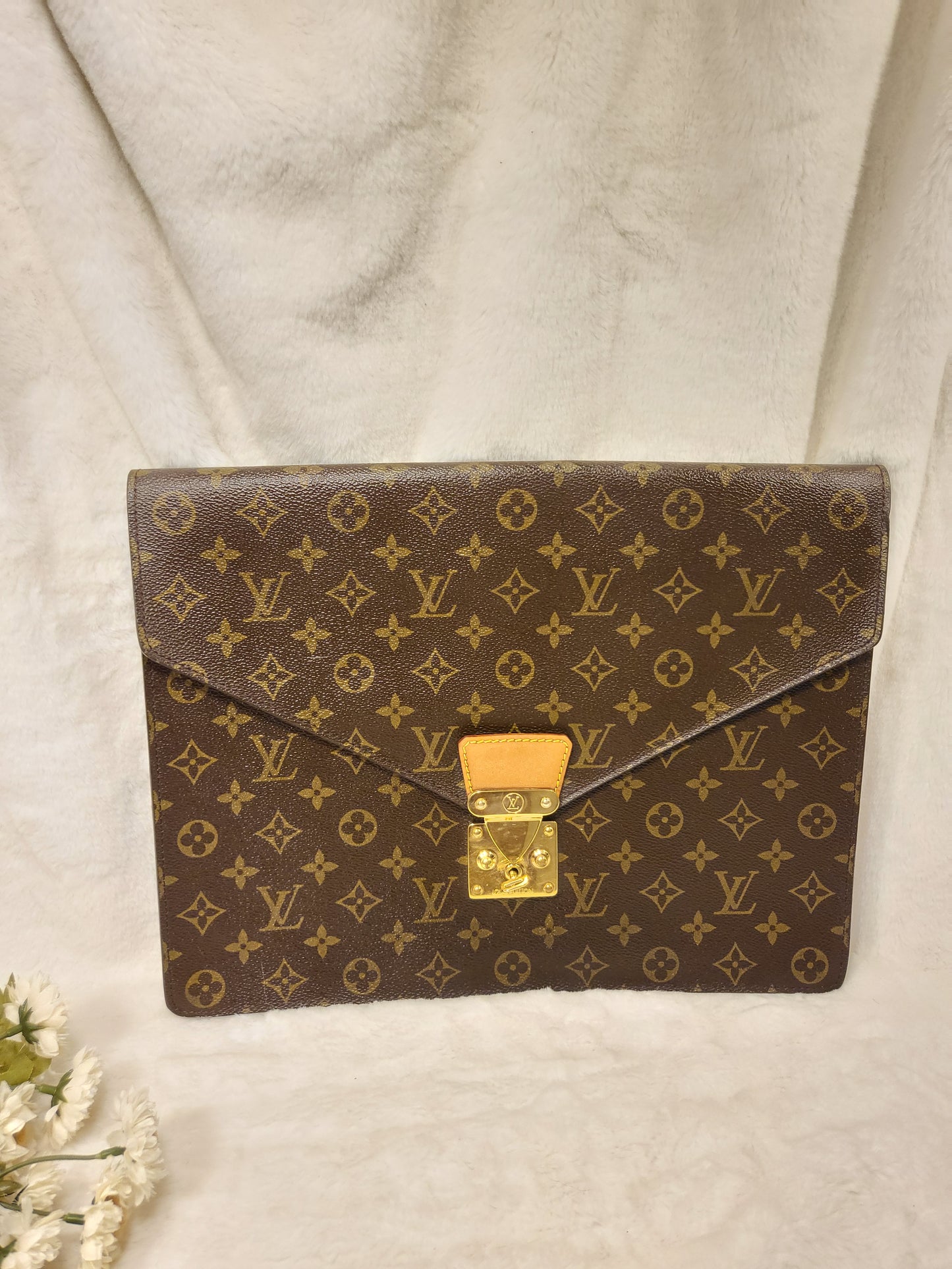Authentic pre-owned Louis Vuitton serviette conseiller clutch