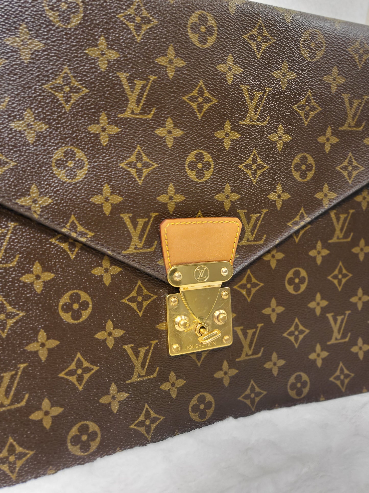Authentic pre-owned Louis Vuitton serviette conseiller clutch