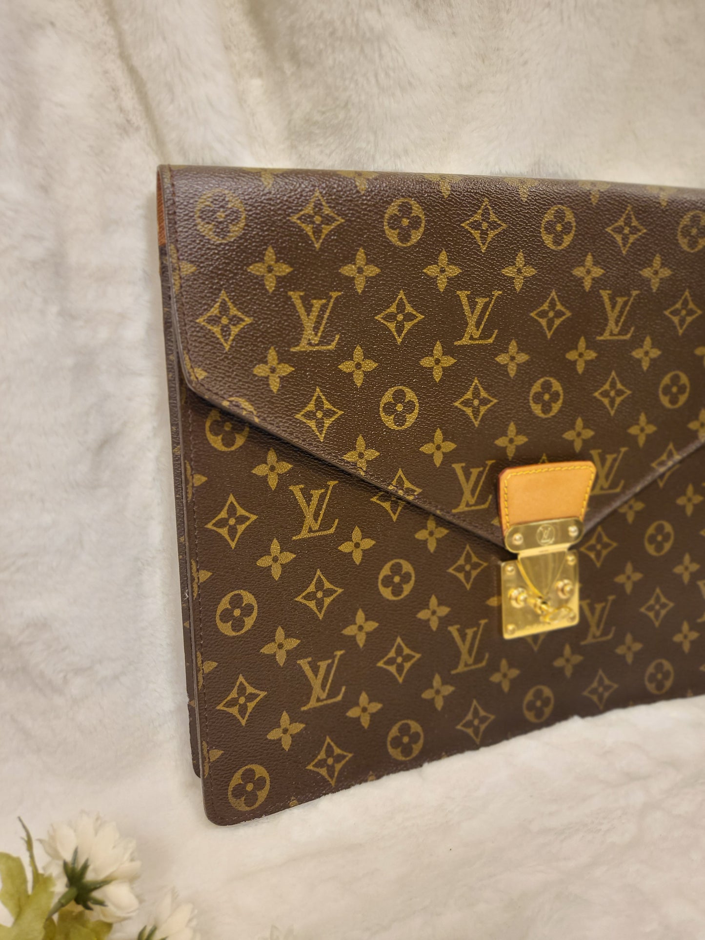 Authentic pre-owned Louis Vuitton serviette conseiller clutch