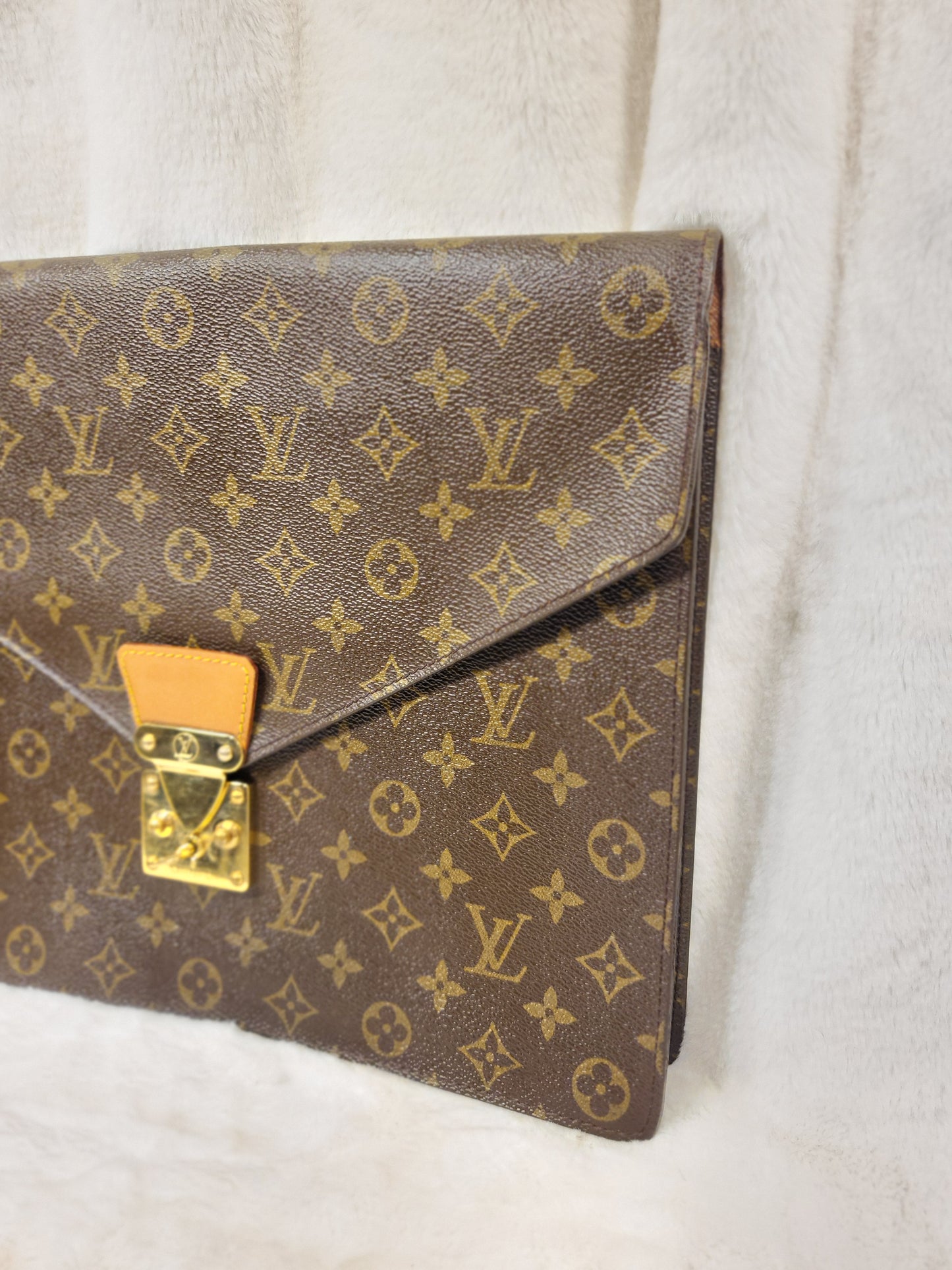 Authentic pre-owned Louis Vuitton serviette conseiller clutch