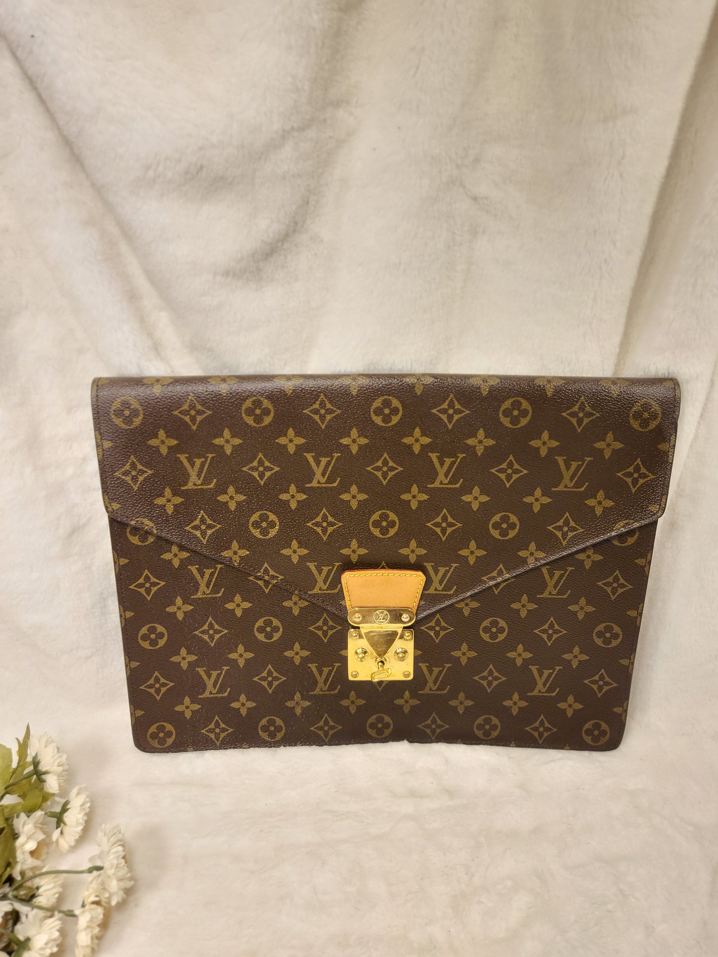 Authentic pre-owned Louis Vuitton serviette conseiller clutch