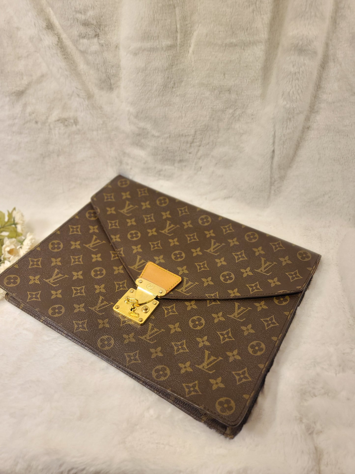 Authentic pre-owned Louis Vuitton serviette conseiller clutch