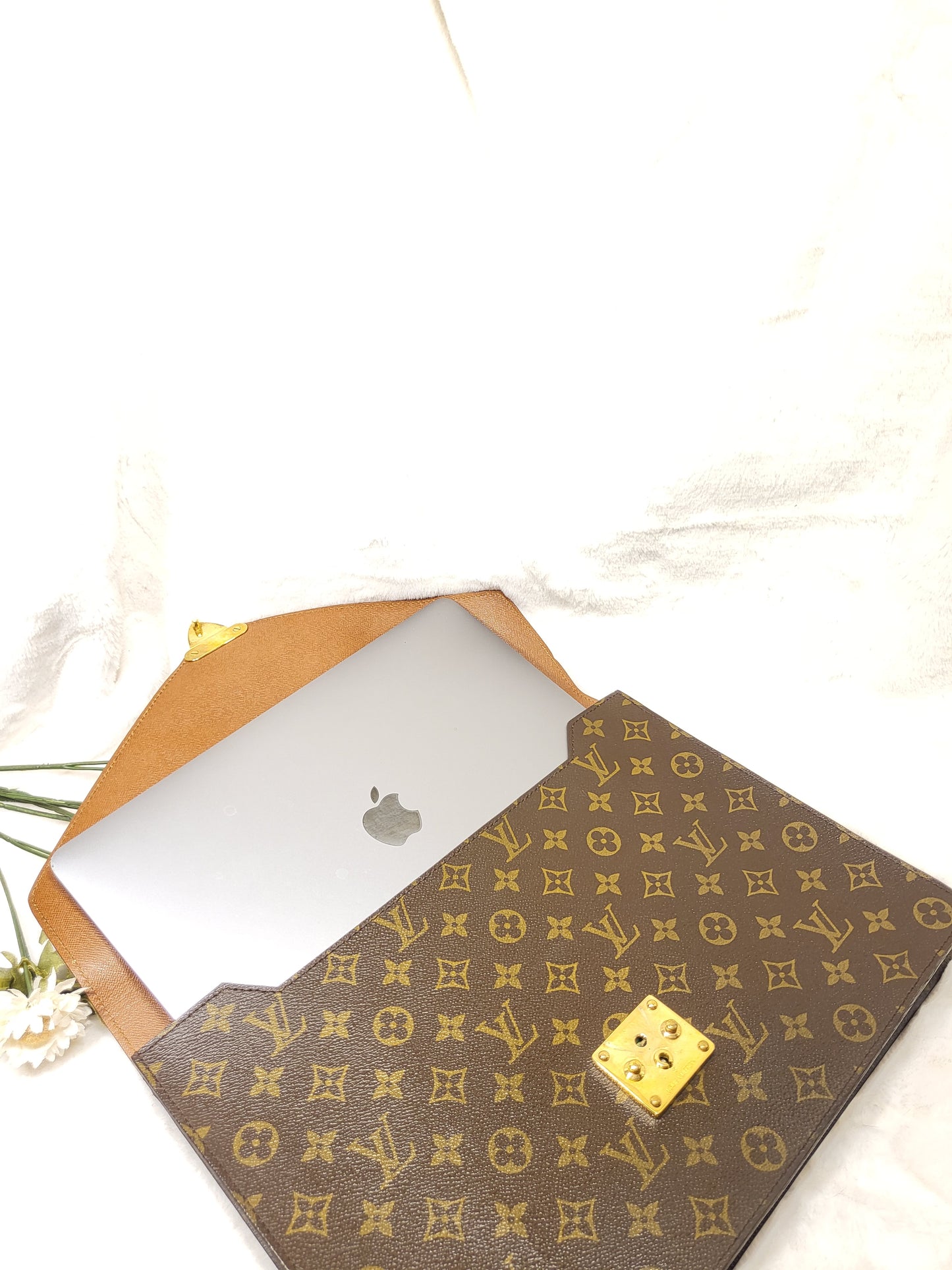 Authentic pre-owned Louis Vuitton serviette conseiller clutch