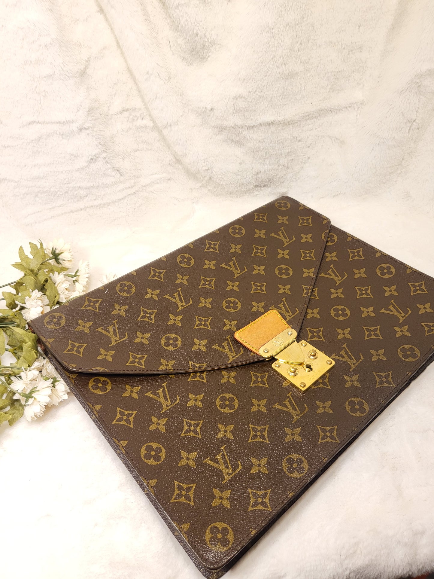 Authentic pre-owned Louis Vuitton serviette conseiller clutch