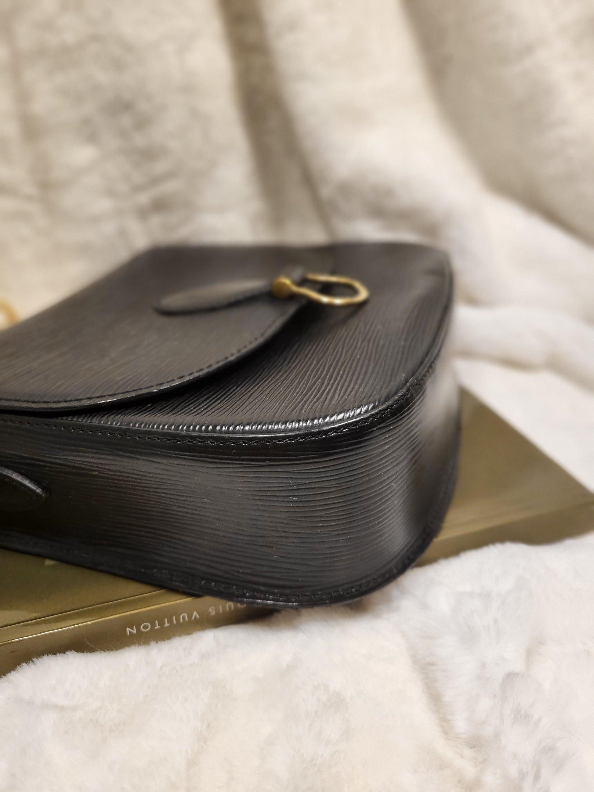 Saint cloud leather crossbody bag Louis Vuitton Black in Leather - 25101408