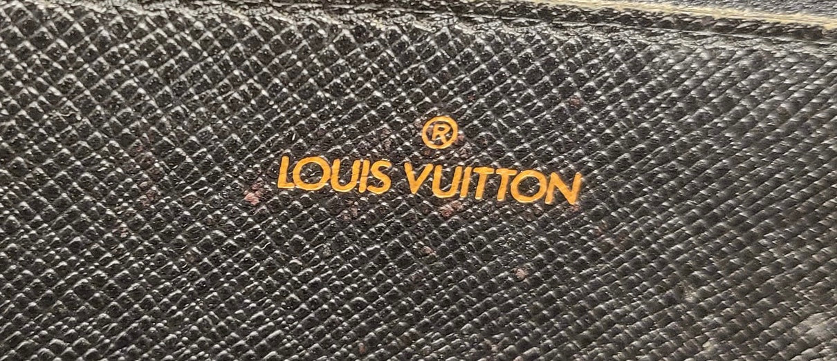 Authentic pre-owned Louis Vuitton Serie Dragonne noir epi clutch